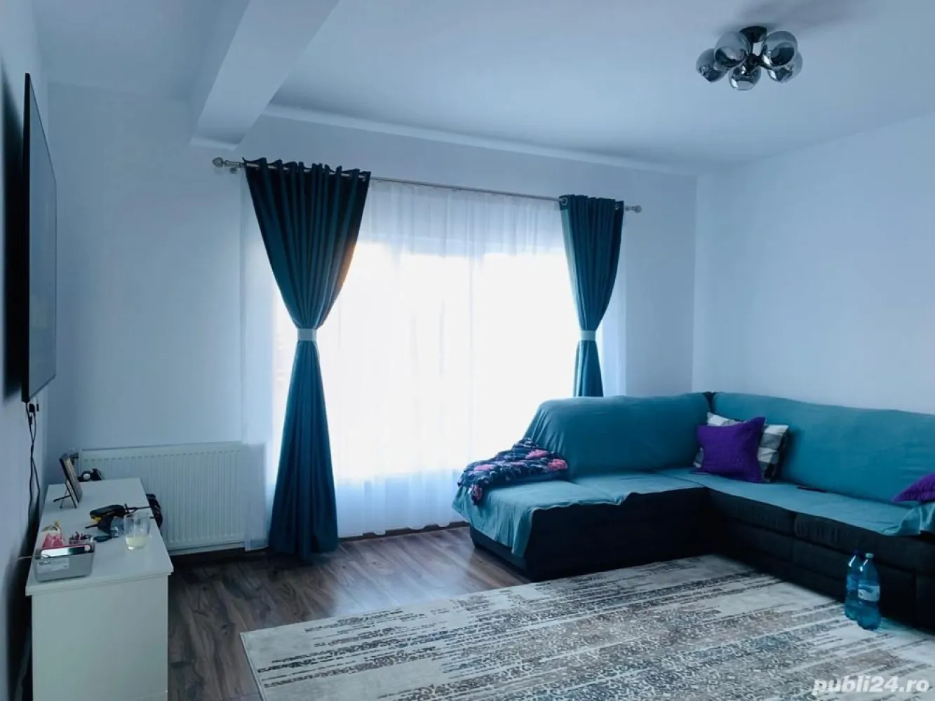Vila deosebita,zona Hlincea - Se vinde in exclusivitate vila mobilata si utilata modern,curte amenajata complet,rulouri,gazon, arbori ornamentali,terasa acoperita. Casa se afla in Hlincea intr-o zona splendida de vile, o oaza de liniste si un peisaj de vis. Având 125 mp utili si 350 mp teren, imobilul este compartimentat astfel : 
Parter: living,hol,baie,bucatarie cu iesire pe terasa ;
Etaj : 3 dormitoare,balcon, baie;
+mansarda.
Casa este izolata cu polistiren de 10 , iar podul cu vata bazaltica. 
Ca localizare sunte aproape de cele 2 manastiri emblematice a Iasului : Hlincea si Cetatuia,la 5 minute de Continental si 20 minute de Palas, Podu Ros. Se accepta credit! Casa se vinde ca in poze! Preț : 155.000 Euro
