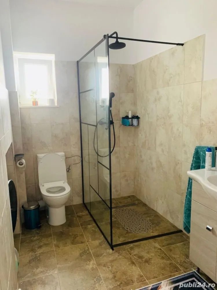 Vila deosebita,zona Hlincea - Se vinde in exclusivitate vila mobilata si utilata modern,curte amenajata complet,rulouri,gazon, arbori ornamentali,terasa acoperita. Casa se afla in Hlincea intr-o zona splendida de vile, o oaza de liniste si un peisaj de vis. Având 125 mp utili si 350 mp teren, imobilul este compartimentat astfel : 
Parter: living,hol,baie,bucatarie cu iesire pe terasa ;
Etaj : 3 dormitoare,balcon, baie;
+mansarda.
Casa este izolata cu polistiren de 10 , iar podul cu vata bazaltica. 
Ca localizare sunte aproape de cele 2 manastiri emblematice a Iasului : Hlincea si Cetatuia,la 5 minute de Continental si 20 minute de Palas, Podu Ros. Se accepta credit! Casa se vinde ca in poze! Preț : 155.000 Euro