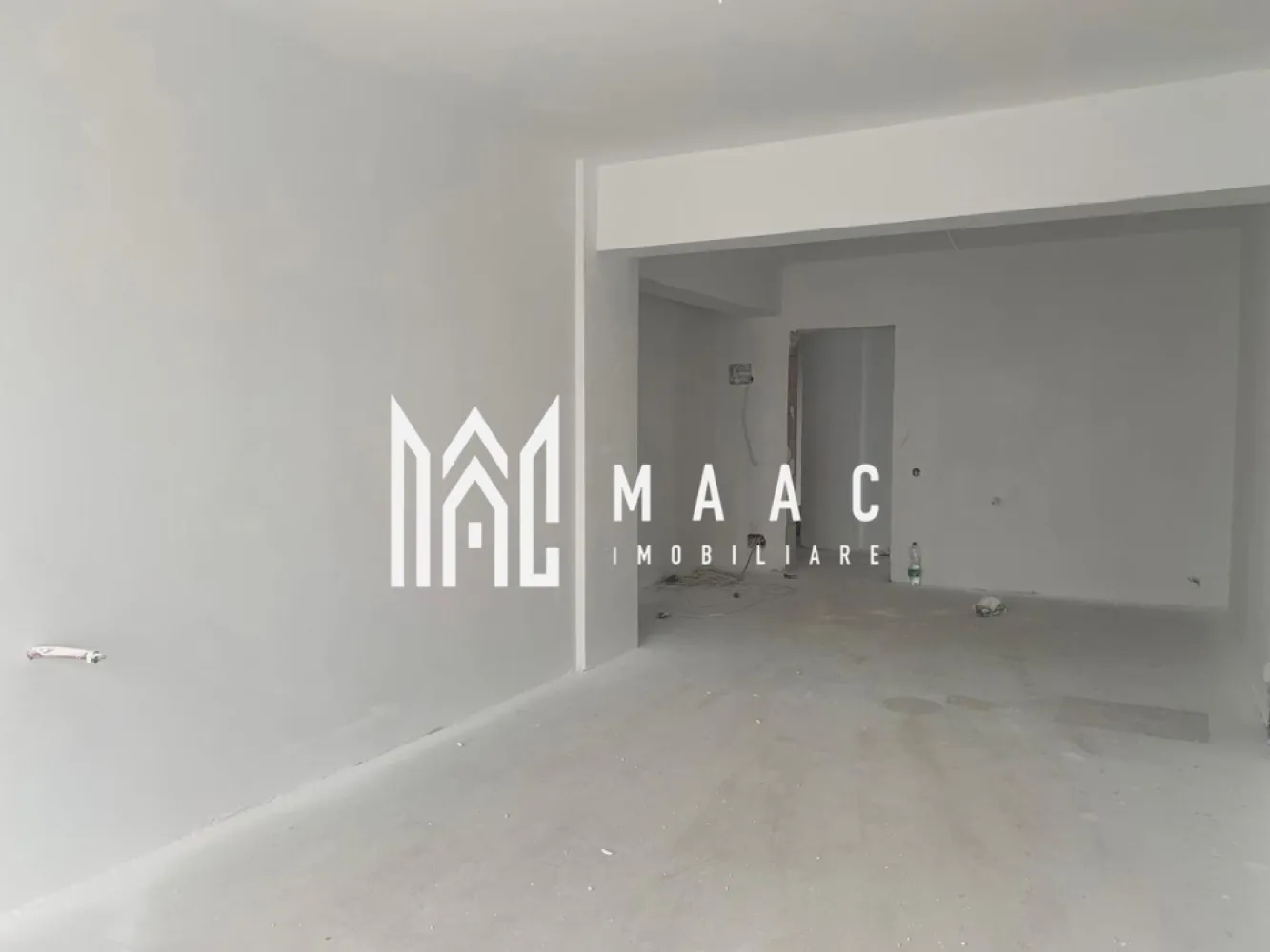 Direct dezvoltator | Apartament 2 camere | Etaj 1 | Calea Surii Mici - MAAC Imobiliare va prezinta un nou complex rezidential situat in zona Calea Surii Mici, in apropierea viitorului Spital Judetean. 

Apartamentul disponibil are o suprafata utila de 52,95 mp si un balcon de 6.37 mp, compartimentat in living generos cu bucatarie open-space de 31.18 mp, dormitor confortabil de 15.47 mp, baie moderna de 4.76 mp si hol de 1.54 mp.

Apartamentul se poate preda la stadiul de finisat la cheie astfel
- Gresie si faianta la alegerea clientului
- Obiecte sanitare la alegere
- Glafuri interior
- Parchet
- Prize si intrerupatoare

 Pentru mai multe informatii va invitam sa mentionati ID-ul anuntului: CP2067908