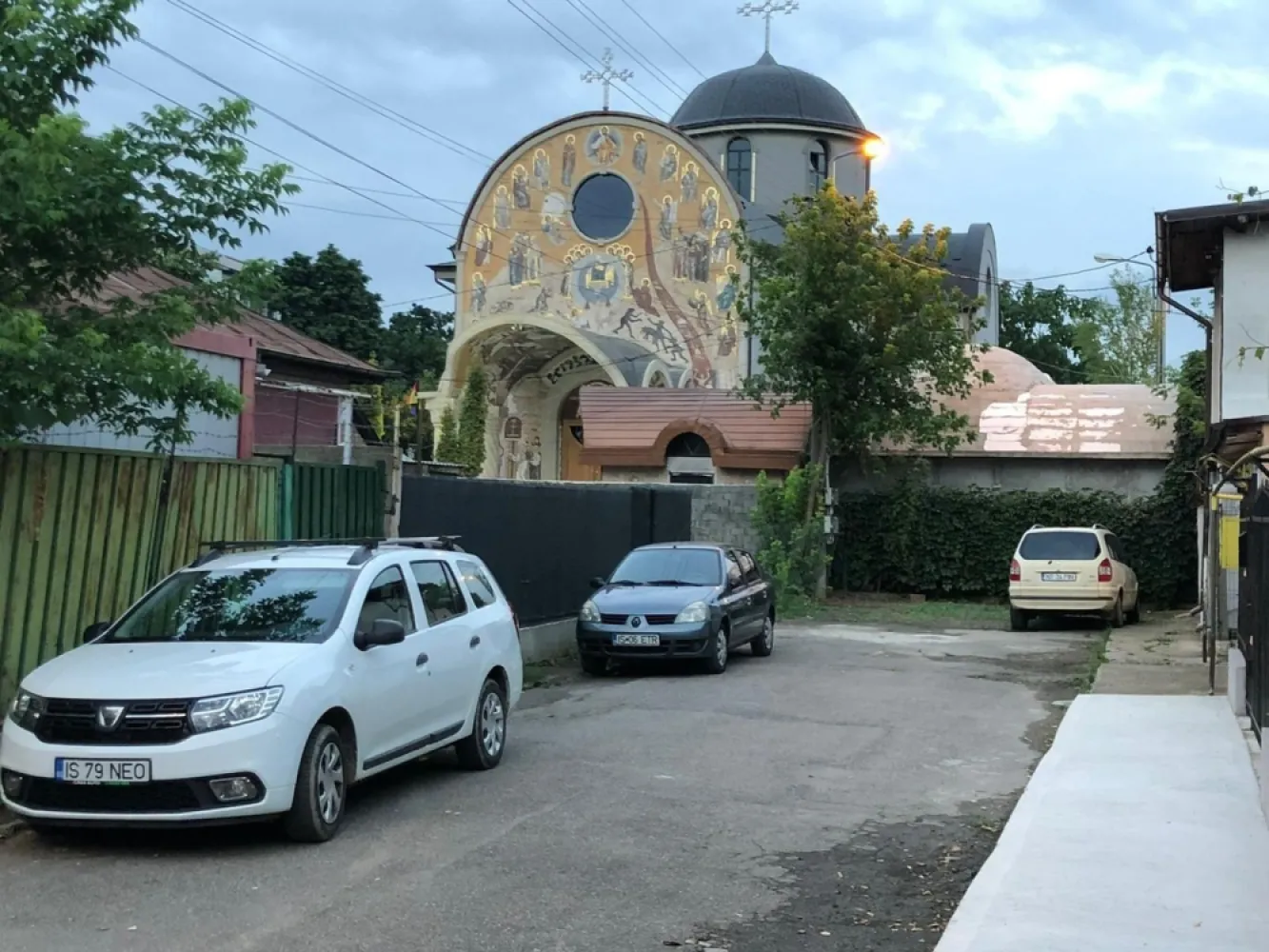 Vând Casa zona Centrala Iasi - Vând casă (variante), zonă liniștită Cantemir, 5 minute mers pe jos de Palas, alăturată bisericii “Sf. Mahramă a Maicii Domnului”, suprafață teren 300 mp pe care se află o casă construcție 1962 (demolare/RK ), spațiu comercial în funcțiune cu vad (fast food). Construcțiile sunt dotate cu toate utilitățile, autorizații în regulă și impozite la zi. Curtea are acces prin două străzi paralele. Ocazie unică, preț fix 195.000€. 
Telefon: 07******48