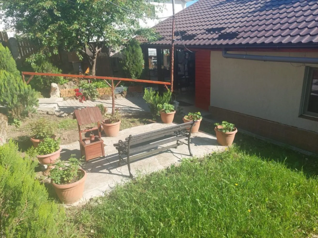 P.F. Casă Copou. 169000€. - Casă în zona Sărărie: 1 Living, 2 dormitoare, 1 bucătărie, 1 baie, terasa, 2 magazii. Suprafața casa 83mp. Suprafața teren 366mp. Curent electric, internet, canalizare prin fosa cu posibilitatea de racordare la rețeaua stradală, geamuri termopan, centrala gaz.
Construita 1955, renovată complet în anul 2000. Preț 169000€. Negociabil!
Tel 07******99