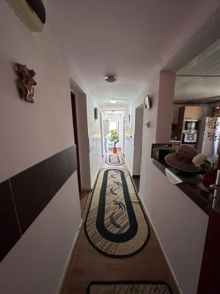 P.F. Casă Copou. 169000€. - Casă în zona Sărărie: 1 Living, 2 dormitoare, 1 bucătărie, 1 baie, terasa, 2 magazii. Suprafața casa 83mp. Suprafața teren 366mp. Curent electric, internet, canalizare prin fosa cu posibilitatea de racordare la rețeaua stradală, geamuri termopan, centrala gaz.
Construita 1955, renovată complet în anul 2000. Preț 169000€. Negociabil!
Tel 07******99