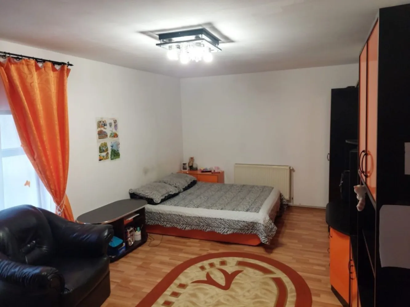 P.F. Casă Copou. 169000€. - Casă în zona Sărărie: 1 Living, 2 dormitoare, 1 bucătărie, 1 baie, terasa, 2 magazii. Suprafața casa 83mp. Suprafața teren 366mp. Curent electric, internet, canalizare prin fosa cu posibilitatea de racordare la rețeaua stradală, geamuri termopan, centrala gaz.
Construita 1955, renovată complet în anul 2000. Preț 169000€. Negociabil!
Tel 07******99