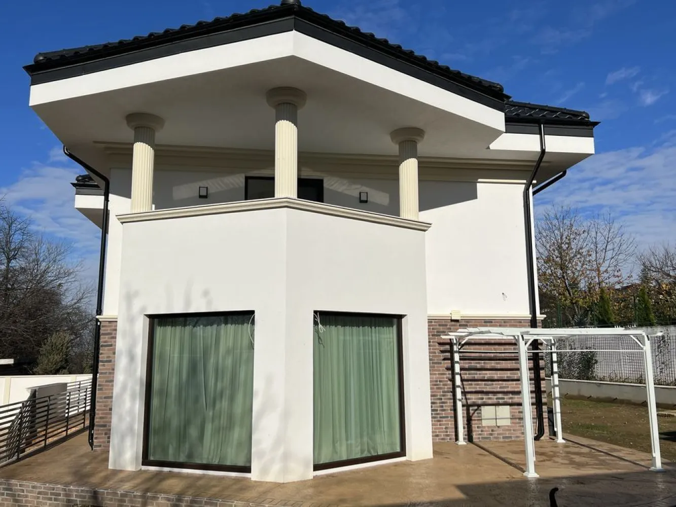 Vila Bucium D+P+E+M - Se vinde casa în Bucium zona “Cardinale”, anul finalizării construcției 2022. Imobilul este amplasat pe o suprafață de teren de 704 mp cu acces de la șoseaua Iasi-Vaslui și are o suprafață desfășurată de aproximativ 380mp împărțită astfel:
Demisol 65 mp - camera tehnica, cămară, spațiu depozitare. 
Parter 105,6 mp - Hol, baie, 2 dormitoare, bucătărie închisă și living cu loc luat masa
Etaj 105,6 mp - 2 dormitoare cu baie proprie și birou
Mansardă 105,6 mp - Dresing, loc de joacă copii, baie. 
Imobilul dispune de toate utilitățile (apa curentă, canalizare, gaz, energie electrică racord trifazic), încălzire în pardoseală la parter și etaj și radiatoare la demisol și mansardă.