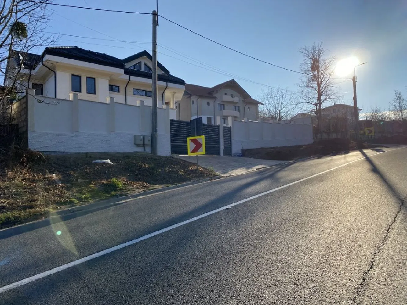 Vila Bucium D+P+E+M - Se vinde casa în Bucium zona “Cardinale”, anul finalizării construcției 2022. Imobilul este amplasat pe o suprafață de teren de 704 mp cu acces de la șoseaua Iasi-Vaslui și are o suprafață desfășurată de aproximativ 380mp împărțită astfel:
Demisol 65 mp - camera tehnica, cămară, spațiu depozitare. 
Parter 105,6 mp - Hol, baie, 2 dormitoare, bucătărie închisă și living cu loc luat masa
Etaj 105,6 mp - 2 dormitoare cu baie proprie și birou
Mansardă 105,6 mp - Dresing, loc de joacă copii, baie. 
Imobilul dispune de toate utilitățile (apa curentă, canalizare, gaz, energie electrică racord trifazic), încălzire în pardoseală la parter și etaj și radiatoare la demisol și mansardă.