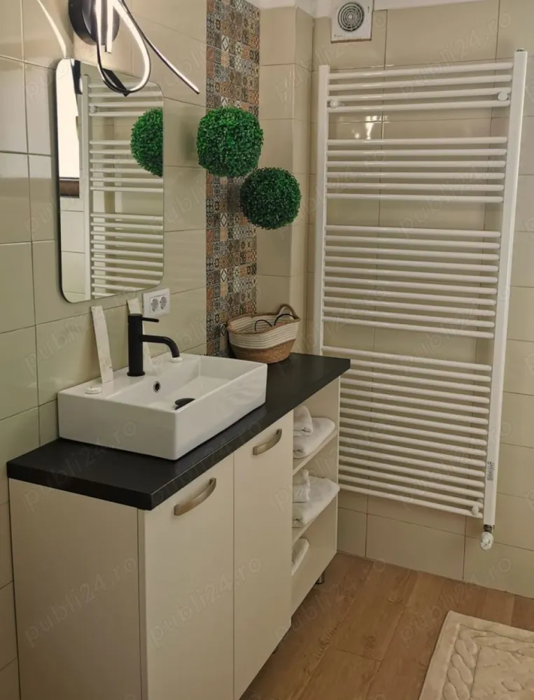 Pensiune Ultracentrala IASI - ROI 10 ani - Se vinde pensiune ultracentrala in IASI.
Categoria 3 stele.

Formata din:
- 8 camere de cazare intre 15 si 60 mp
- Apartament tip PENTHOUSE 100mp + terasa 110 mp

Total SU: 400mp + terasa 110 mp + foisor 8mp

Toate camerele sunt dotate cu mobilier nou, facut la comanda, bucatarie, dulap, baie proprie cu dus tip walk-in.

Return of Investment: 