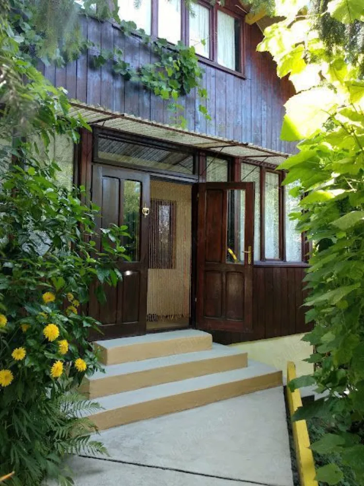 Casa, 3 dormitoare si living, de vînzare în Copou, an constr.2004 - Casă are la etaj: 3 dormitoare, 1 baie, hol si terasa ; la parter living, bucătărie, 1 baie, balcon si beci. --- In camare s-a pus parchet de calitate superioara, iar in holuri , baii si beci sa pus gresie si faianta moderna. --- In curte o magazie pentru scule și teren 500 mp.. --- Suprafata total construita 127mp. Suprafata utila 100mp. --- Anul constr. 2004.
 Casa se află într-o zonă foarte frumoasa și liniștită în Copou Iași, la 5 minute de Parcul Copou, unde troneaza Teiul lui Eminescu . --- In aproape sunt magazine , restaurante, grădinițe, scoli, spitale, universitate.
 Casa dispune de toate utilitățile: lumina, gaz, apă, internet, centrală pe gaz. Pe teren s-a plantat pomii, vie, o frumoasă pădure de brazi și o binevenită grădină de legume.
 Se poate construi și piscină cu apă de la fîntînă.