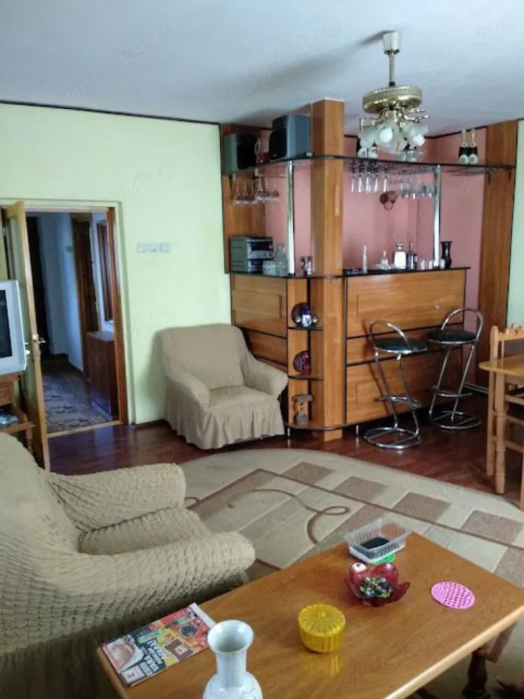 Casa, 3 dormitoare si living, de vînzare în Copou, an constr.2004 - Casă are la etaj: 3 dormitoare, 1 baie, hol si terasa ; la parter living, bucătărie, 1 baie, balcon si beci. --- In camare s-a pus parchet de calitate superioara, iar in holuri , baii si beci sa pus gresie si faianta moderna. --- In curte o magazie pentru scule și teren 500 mp.. --- Suprafata total construita 127mp. Suprafata utila 100mp. --- Anul constr. 2004.
 Casa se află într-o zonă foarte frumoasa și liniștită în Copou Iași, la 5 minute de Parcul Copou, unde troneaza Teiul lui Eminescu . --- In aproape sunt magazine , restaurante, grădinițe, scoli, spitale, universitate.
 Casa dispune de toate utilitățile: lumina, gaz, apă, internet, centrală pe gaz. Pe teren s-a plantat pomii, vie, o frumoasă pădure de brazi și o binevenită grădină de legume.
 Se poate construi și piscină cu apă de la fîntînă.