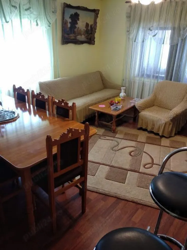 Casa, 3 dormitoare si living, de vînzare în Copou, an constr.2004 - Casă are la etaj: 3 dormitoare, 1 baie, hol si terasa ; la parter living, bucătărie, 1 baie, balcon si beci. --- In camare s-a pus parchet de calitate superioara, iar in holuri , baii si beci sa pus gresie si faianta moderna. --- In curte o magazie pentru scule și teren 500 mp.. --- Suprafata total construita 127mp. Suprafata utila 100mp. --- Anul constr. 2004.
 Casa se află într-o zonă foarte frumoasa și liniștită în Copou Iași, la 5 minute de Parcul Copou, unde troneaza Teiul lui Eminescu . --- In aproape sunt magazine , restaurante, grădinițe, scoli, spitale, universitate.
 Casa dispune de toate utilitățile: lumina, gaz, apă, internet, centrală pe gaz. Pe teren s-a plantat pomii, vie, o frumoasă pădure de brazi și o binevenită grădină de legume.
 Se poate construi și piscină cu apă de la fîntînă.