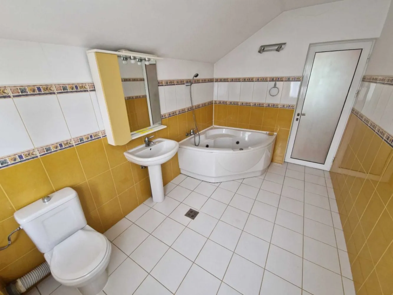 Persoana fizica vand vila Aleea Domenii - Persoana fizica vand vila zona Plopii fara sot - Aleea Domenii

An constructie - 2003, 4 camere, 240mp suprafata construita, 820mp suprafata teren

Garaj beci terasa spatioasa

Mai multe detalii si poze in privat/whatsapp 07******27