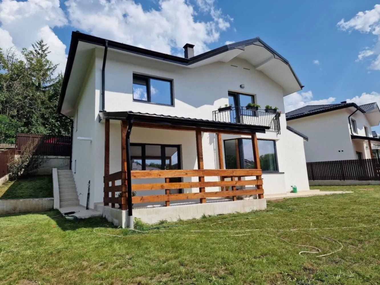 Vile Bucium-Barnova Iasi - Vila de vânzare în Barnova cu AU=110 mp ( utili) și teren 500 mp, cu 2 parcări private betonate.
La parter avem living generos 37 mp, bucătărie + cămară 13.5 mp cu ieșire în terasa acoperita 15 mp, baie 4,5 mp.
La etaj are 3 dormitoare generoase, hol mare cu scara pt pod, baie mare de 6, 2 mp.
Vila este intabulata și racordata la utilități: curent, gaz, apa și canalizare.
Finisajele sunt de calitate, încălzire în pardoseala, șemineu pe lemne, dus cu rigola la pardoseala, cadă zidita, predispoziție mașină de spălat și panouri solare wc-uri suspendate, grădină amenajata, trotuare și cale de acces betonata, etc.
Zona este liniștită, cu mult verde și aer curat.
Stație de autobuz sub 100 m, 1km fata de borna cu Iași, asfalt, rigole, etc.
 Preț 165.000 euro
Direct proprietar
Calitate garantata de cartea construcției semnata de 3 ingineri.