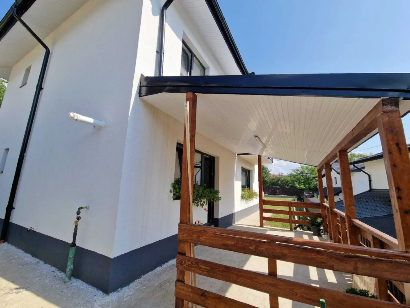 Vile Bucium-Barnova Iasi - Vila de vânzare în Barnova cu AU=110 mp ( utili) și teren 500 mp, cu 2 parcări private betonate.
La parter avem living generos 37 mp, bucătărie + cămară 13.5 mp cu ieșire în terasa acoperita 15 mp, baie 4,5 mp.
La etaj are 3 dormitoare generoase, hol mare cu scara pt pod, baie mare de 6, 2 mp.
Vila este intabulata și racordata la utilități: curent, gaz, apa și canalizare.
Finisajele sunt de calitate, încălzire în pardoseala, șemineu pe lemne, dus cu rigola la pardoseala, cadă zidita, predispoziție mașină de spălat și panouri solare wc-uri suspendate, grădină amenajata, trotuare și cale de acces betonata, etc.
Zona este liniștită, cu mult verde și aer curat.
Stație de autobuz sub 100 m, 1km fata de borna cu Iași, asfalt, rigole, etc.
 Preț 165.000 euro
Direct proprietar
Calitate garantata de cartea construcției semnata de 3 ingineri.