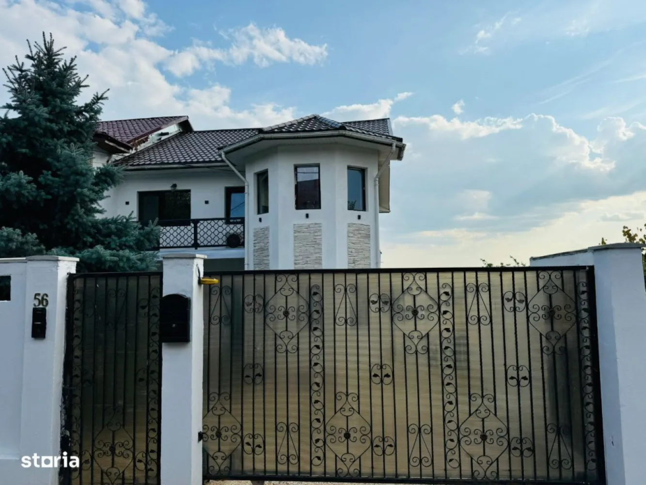 Vila Bucium Plopii fara sot - 0% Comision
Gard din beton inalt care inconjoara toata curtea.
Locuinta ideala pentru o familie mare, cu Demisol unde se poate locui si mansarda care se poate finisa, practic s-ar putea face inca doua apartamente separate la demisol si in mansarda.
Are curent la 2.20, dar si la 3.80.
Priveliste minunata, Liniste.
Vila deosebită în Bucium, aproape de toate punctele de interes!
Preț: 165000EUR
Descoperă o oază de liniște și confort în inima naturii, cu această vilă superbă situată în Bucium. Cu două căi de acces către oraș și amplasată într-o zonă ferită de zgomot, vila este ideală pentru familii ce își doresc să fie aproape de tot ce contează: Arcadia, școli, grădinițe, magazine, săli de fitness și mănăstiri.
Proprietatea dispune de o terasă mare și 2 balcoane pentru momente de relaxare, iar construcția de înaltă calitate include uși de lemn masiv, parchet din lemn de nuc și finisaje din granit. Casa oferă 4 camere spațioase, 2 băi, un living generos și bucătărie parțial mobilată. Curtea este ideală pentru parcare și recreere, iar troița cu cruce adaugă un aer deosebit locului.
Vecinii sunt liniștiți, iar natura din jur oferă un peisaj încântător, perfect pentru cei care doresc să evadeze din agitația orașului, fiind totodată aproape de toate facilitățile importante.
Mutare imediată!