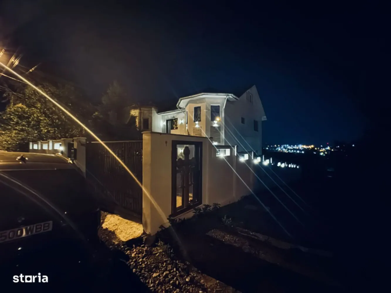 Vila Bucium Plopii fara sot - 0% Comision
Gard din beton inalt care inconjoara toata curtea.
Locuinta ideala pentru o familie mare, cu Demisol unde se poate locui si mansarda care se poate finisa, practic s-ar putea face inca doua apartamente separate la demisol si in mansarda.
Are curent la 2.20, dar si la 3.80.
Priveliste minunata, Liniste.
Vila deosebită în Bucium, aproape de toate punctele de interes!
Preț: 165000EUR
Descoperă o oază de liniște și confort în inima naturii, cu această vilă superbă situată în Bucium. Cu două căi de acces către oraș și amplasată într-o zonă ferită de zgomot, vila este ideală pentru familii ce își doresc să fie aproape de tot ce contează: Arcadia, școli, grădinițe, magazine, săli de fitness și mănăstiri.
Proprietatea dispune de o terasă mare și 2 balcoane pentru momente de relaxare, iar construcția de înaltă calitate include uși de lemn masiv, parchet din lemn de nuc și finisaje din granit. Casa oferă 4 camere spațioase, 2 băi, un living generos și bucătărie parțial mobilată. Curtea este ideală pentru parcare și recreere, iar troița cu cruce adaugă un aer deosebit locului.
Vecinii sunt liniștiți, iar natura din jur oferă un peisaj încântător, perfect pentru cei care doresc să evadeze din agitația orașului, fiind totodată aproape de toate facilitățile importante.
Mutare imediată!