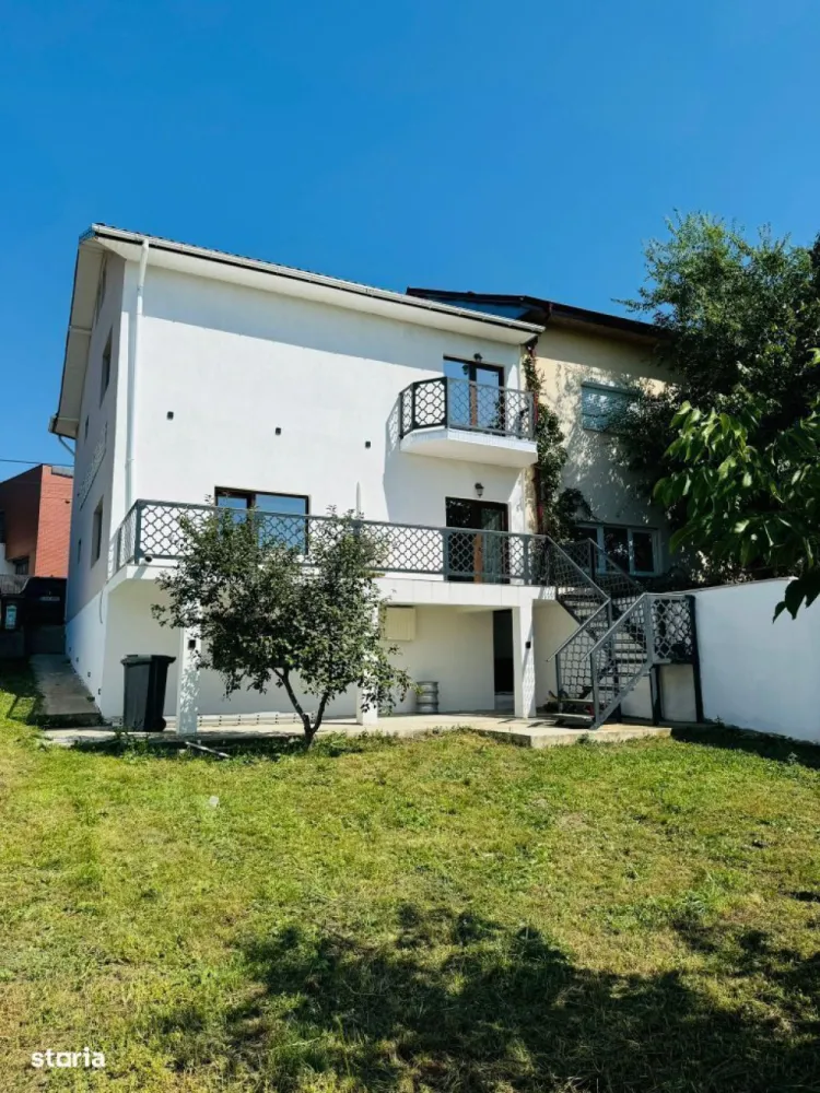 Vila Bucium Plopii fara sot - 0% Comision
Gard din beton inalt care inconjoara toata curtea.
Locuinta ideala pentru o familie mare, cu Demisol unde se poate locui si mansarda care se poate finisa, practic s-ar putea face inca doua apartamente separate la demisol si in mansarda.
Are curent la 2.20, dar si la 3.80.
Priveliste minunata, Liniste.
Vila deosebită în Bucium, aproape de toate punctele de interes!
Preț: 165000EUR
Descoperă o oază de liniște și confort în inima naturii, cu această vilă superbă situată în Bucium. Cu două căi de acces către oraș și amplasată într-o zonă ferită de zgomot, vila este ideală pentru familii ce își doresc să fie aproape de tot ce contează: Arcadia, școli, grădinițe, magazine, săli de fitness și mănăstiri.
Proprietatea dispune de o terasă mare și 2 balcoane pentru momente de relaxare, iar construcția de înaltă calitate include uși de lemn masiv, parchet din lemn de nuc și finisaje din granit. Casa oferă 4 camere spațioase, 2 băi, un living generos și bucătărie parțial mobilată. Curtea este ideală pentru parcare și recreere, iar troița cu cruce adaugă un aer deosebit locului.
Vecinii sunt liniștiți, iar natura din jur oferă un peisaj încântător, perfect pentru cei care doresc să evadeze din agitația orașului, fiind totodată aproape de toate facilitățile importante.
Mutare imediată!