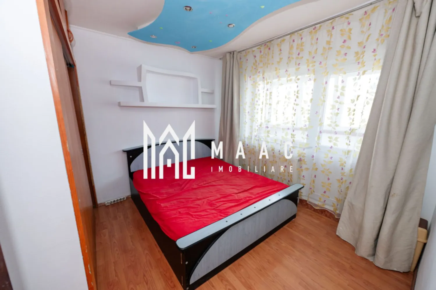 Apartament 2 Camere Decomandat | Ostroveni | 51 MP - 62.000 Euro | Apartament 2 Camere | Etaj 4/5 Ostroveni | 51MP MAAC Imobiliare va propune spre vanzare un apartament cu 2 camere aflat la etajul 4/5 pe strada Lucian Blaga ( Ostroveni). Acesta se vinde mobilat si utilat ca in fotografii, mobilat si utilat, si este disponibil pentru mutare imediata. In proximitate gasim o multitudine de locuri de parcare cu titlu gratuit, scoala Nr.9, piata Ostroveni, faleza Olt, Bulevardul Dem Radulescu. Apartamentul este decomandat total si este compus din: hol, living, bucatarie, baie, dormitor, balcon. Suprafata utila 46.5MP , Suprafata totala 51 MP id- CP2777146