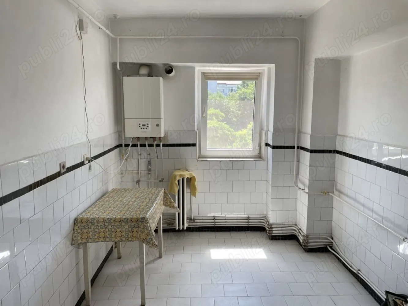 Apartament 4 camere Galata 2 - Iasi etaj 2 4 - Apartament 4 camere zona Galata 2 - 
zona linistita, etaj 2 4 ,decomandat, 3 camere orientate catre sud, 1 camera catre nord. An constructie - 1980 august.
Tip constructie - pe cadre beton. Grinzi groase de 25cm.
Amplasat in interior - nu pe colt.
Suprafata utila 78.5mp, doua bai, doua balcoane, doua debarale ,usa metalica intrare ,centrala Immergas 28KW- noua,
Apartament izolat exterior, inclusiv izolare balcoane.
 Geamuri termopan, balcoane inchise - plase tantari tip rulou
Parchet stejar masiv 2cm pe hol si in cele 4 camere. ( necesita raschetare si lacuire ) - cel mai scump parchet din piata.
Apa de calitate la robinet (Timisesti) - rece tot timpul anului - 4-5 grade si fara gust salciu. ( ideala de baut
Nu necesita filtru. Nu este apa calcaroasa - in 15 ani la vechea centrala nu au fost depuneri in schimbatorul de caldura - pentru apa cald.
se preda gol - 
Necesita zugravire si dupa preferinte inlocuire gresie si faianta in bai.
calorifere de fonta.
Curatenie pe casa scarii - acum 1.5 ani,
interfon. Scari interioare late 1,2m.
Distanta fata de blocul de vis-a-vis - 50m - nu aveti senzatie de claustrofobie sau lipsa de intimitate, 
Gradinita si scoala la 150m distanta.
Locuri de parcare in spatele si fata blocului, aleea betonata in spatele blocului. Parc de joaca copii - amenajat.
in zona Carrefour la parter, Mega Image, Lidl si Penny.
Pe jos pana in centru se fac 15 minute pana in Stefan cel Mare Piata Unirii. 
contact ,