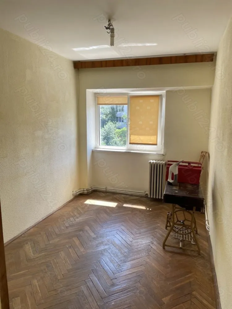 Apartament 4 camere Galata 2 - Iasi etaj 2 4 - Apartament 4 camere zona Galata 2 - 
zona linistita, etaj 2 4 ,decomandat, 3 camere orientate catre sud, 1 camera catre nord. An constructie - 1980 august.
Tip constructie - pe cadre beton. Grinzi groase de 25cm.
Amplasat in interior - nu pe colt.
Suprafata utila 78.5mp, doua bai, doua balcoane, doua debarale ,usa metalica intrare ,centrala Immergas 28KW- noua,
Apartament izolat exterior, inclusiv izolare balcoane.
 Geamuri termopan, balcoane inchise - plase tantari tip rulou
Parchet stejar masiv 2cm pe hol si in cele 4 camere. ( necesita raschetare si lacuire ) - cel mai scump parchet din piata.
Apa de calitate la robinet (Timisesti) - rece tot timpul anului - 4-5 grade si fara gust salciu. ( ideala de baut
Nu necesita filtru. Nu este apa calcaroasa - in 15 ani la vechea centrala nu au fost depuneri in schimbatorul de caldura - pentru apa cald.
se preda gol - 
Necesita zugravire si dupa preferinte inlocuire gresie si faianta in bai.
calorifere de fonta.
Curatenie pe casa scarii - acum 1.5 ani,
interfon. Scari interioare late 1,2m.
Distanta fata de blocul de vis-a-vis - 50m - nu aveti senzatie de claustrofobie sau lipsa de intimitate, 
Gradinita si scoala la 150m distanta.
Locuri de parcare in spatele si fata blocului, aleea betonata in spatele blocului. Parc de joaca copii - amenajat.
in zona Carrefour la parter, Mega Image, Lidl si Penny.
Pe jos pana in centru se fac 15 minute pana in Stefan cel Mare Piata Unirii. 
contact ,