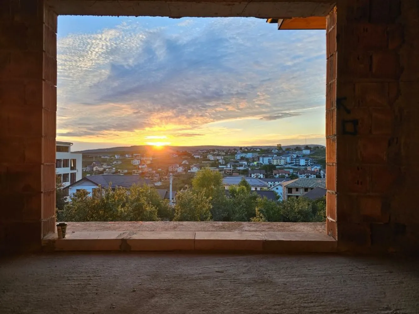 Casa Premium, locatie excelenta (Manastirea Cetatuia) la 1,5 km de Bld - Casă nouă tip duplex în apropiere de Mănăstirea Cetățuia, cu 4 camere, 3 băi, si teren generos si terasa de 20mp! Constructie solida, cu respectarea proiectului si cartea tehnica a constructiei la finalizare.

• Suprafață teren: 390 mp;

• Suprafață utilă: 120mp;

• Băi: 3;

• Compartimentare:
-parter: living cu iesire pe terasa, bucatarie, baie, hol;

 -etaj: 1 dormitor matrimonial cu baie, dressing si balcon, 2 dormitoare, hol, baie;

• Platforma masina: 2 locuri;

• Utilitati: canalizare, apa, gaz, energie electrica;

Dotari: incalzire in pardoseala, cu grup de amestec pe fiecare etaj, centrala termica in condensare, ferestre PVC cu geamuri termopan, izolatie termica exterior, hidroizolatie+termizolatie fundatie, acoperis din tabla, bai echipate complet cu sanitare de calitate, instalatie electrica modulara.

Situată pe strada Cetatii, la doar 1,5 km de Bulevardul Poitiers, în apropiere de zona pitorească a Mănăstirii Cetățuia, această casă este alegerea ideală pentru cei care doresc să locuiască într-o zonă liniștită și accesibilă. Accesul se face pe drum asfaltat pe 2 rute: de la bd. Poitiers prin padurea catre manastire, respectiv de la bd. Poitiers prin Manta Rosie.

Designul interior este conceput pentru a oferi confort și funcționalitate, cu spații bine optimizate pentru nevoile unei familii moderne. Totodata, duplexul este construit astfel incat sa ofere intimitate, cu pereti comuni doar pe casa scarii, holuri sau bai.

Avantaje: locatie accesibila, vedere panoramica, lipsa santierelor ulterioare in imediata proximitate (este ultima parcela construibila pe toata strada), posibilitate alegere finisaje.

Pretul este de 185.000 euro, fara TVA.