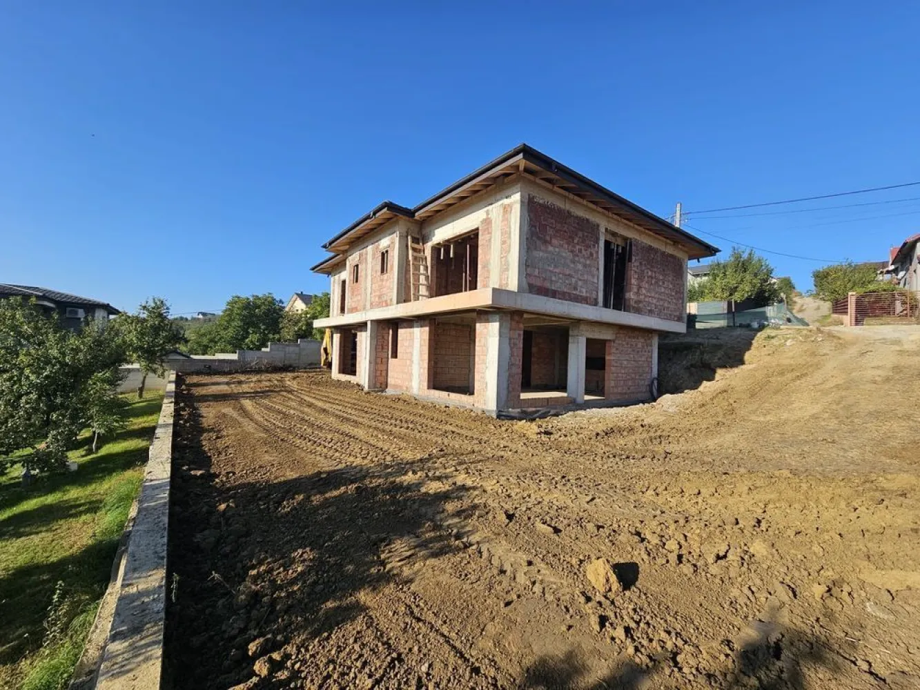 Casa Premium, locatie excelenta (Manastirea Cetatuia) la 1,5 km de Bld - Casă nouă tip duplex în apropiere de Mănăstirea Cetățuia, cu 4 camere, 3 băi, si teren generos si terasa de 20mp! Constructie solida, cu respectarea proiectului si cartea tehnica a constructiei la finalizare.

• Suprafață teren: 390 mp;

• Suprafață utilă: 120mp;

• Băi: 3;

• Compartimentare:
-parter: living cu iesire pe terasa, bucatarie, baie, hol;

 -etaj: 1 dormitor matrimonial cu baie, dressing si balcon, 2 dormitoare, hol, baie;

• Platforma masina: 2 locuri;

• Utilitati: canalizare, apa, gaz, energie electrica;

Dotari: incalzire in pardoseala, cu grup de amestec pe fiecare etaj, centrala termica in condensare, ferestre PVC cu geamuri termopan, izolatie termica exterior, hidroizolatie+termizolatie fundatie, acoperis din tabla, bai echipate complet cu sanitare de calitate, instalatie electrica modulara.

Situată pe strada Cetatii, la doar 1,5 km de Bulevardul Poitiers, în apropiere de zona pitorească a Mănăstirii Cetățuia, această casă este alegerea ideală pentru cei care doresc să locuiască într-o zonă liniștită și accesibilă. Accesul se face pe drum asfaltat pe 2 rute: de la bd. Poitiers prin padurea catre manastire, respectiv de la bd. Poitiers prin Manta Rosie.

Designul interior este conceput pentru a oferi confort și funcționalitate, cu spații bine optimizate pentru nevoile unei familii moderne. Totodata, duplexul este construit astfel incat sa ofere intimitate, cu pereti comuni doar pe casa scarii, holuri sau bai.

Avantaje: locatie accesibila, vedere panoramica, lipsa santierelor ulterioare in imediata proximitate (este ultima parcela construibila pe toata strada), posibilitate alegere finisaje.

Pretul este de 185.000 euro, fara TVA.