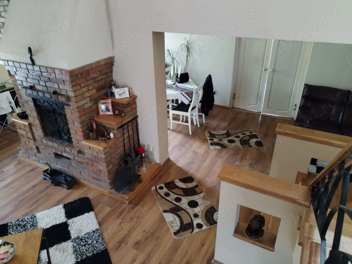 casă Moara de Vănt direct de la proprietar - Persoană fizică Vănd casă .str Moara de Vănt . Planul 2 de la strada principală Zonă foarte frumoasă Suprafață utilă 197mp. Teren 500mp Casa este construită toată din cărămidă plină Grosime pereți 45cm Inclusiv pereții despărțitori interiori tot cărămidă plină Este o construcție safe din toate punctele de vedere Este compusă din .partier 2 Living room Cu șemineu zidit din cărămidă 1.bucătărie spațioasă ,loc de luat masa 1 baie 1 dormitor La etaj..3 dormitoare 1 baie 1 dress Hol +terasă exterioara.cu vedere panoramică Ofer mai multe poze în privat Tel..