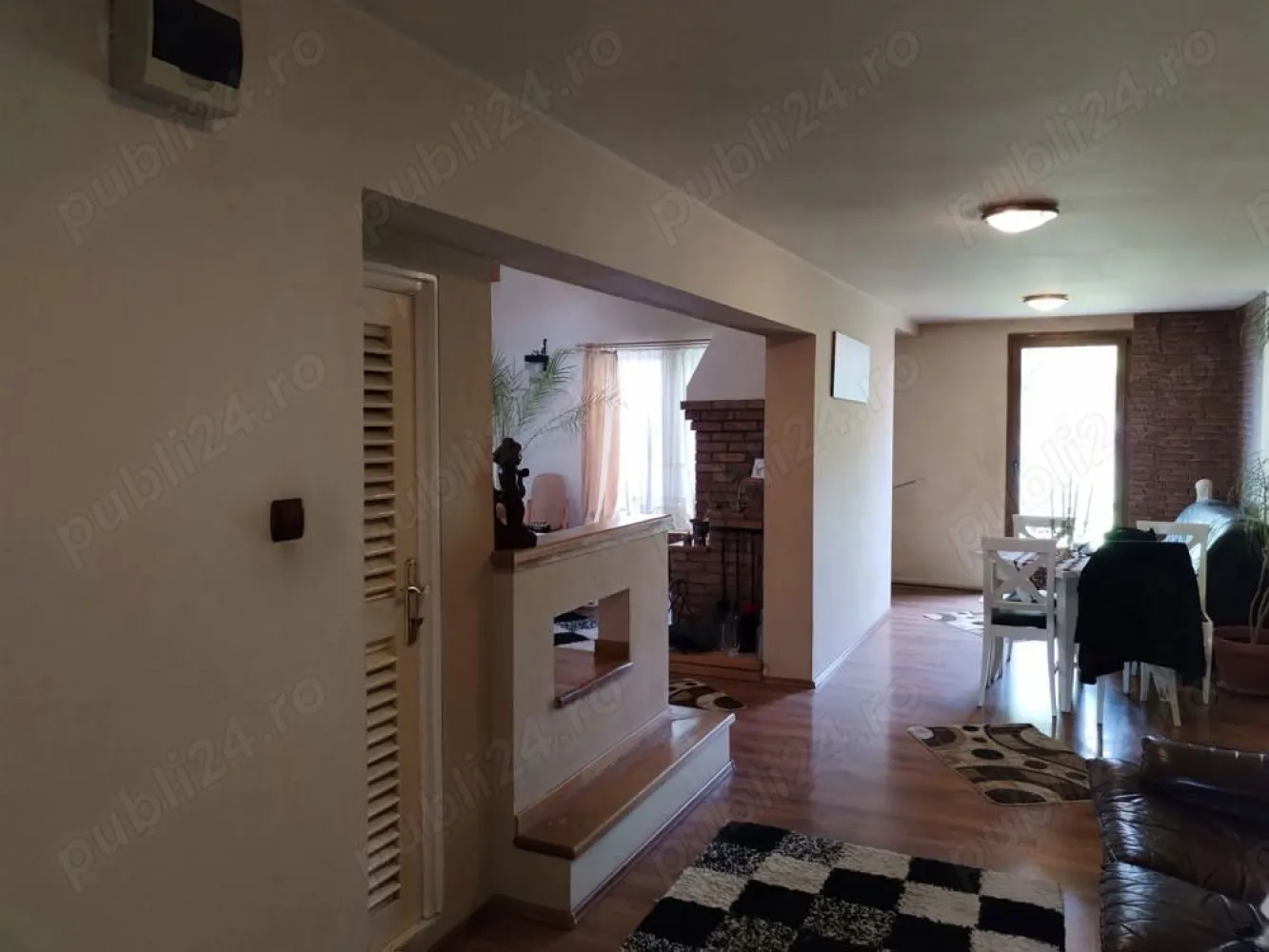 casă Moara de Vănt direct de la proprietar - Persoană fizică Vănd casă .str Moara de Vănt . Planul 2 de la strada principală Zonă foarte frumoasă Suprafață utilă 197mp. Teren 500mp Casa este construită toată din cărămidă plină Grosime pereți 45cm Inclusiv pereții despărțitori interiori tot cărămidă plină Este o construcție safe din toate punctele de vedere Este compusă din .partier 2 Living room Cu șemineu zidit din cărămidă 1.bucătărie spațioasă ,loc de luat masa 1 baie 1 dormitor La etaj..3 dormitoare 1 baie 1 dress Hol +terasă exterioara.cu vedere panoramică Ofer mai multe poze în privat Tel..