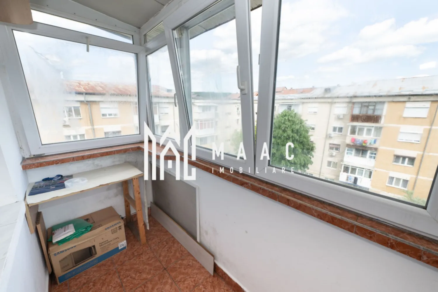 Apartament 2 Camere Decomandat | Ostroveni | 51 MP - 62.000 Euro | Apartament 2 Camere | Etaj 4/5 Ostroveni | 51MP MAAC Imobiliare va propune spre vanzare un apartament cu 2 camere aflat la etajul 4/5 pe strada Lucian Blaga ( Ostroveni). Acesta se vinde mobilat si utilat ca in fotografii, mobilat si utilat, si este disponibil pentru mutare imediata. In proximitate gasim o multitudine de locuri de parcare cu titlu gratuit, scoala Nr.9, piata Ostroveni, faleza Olt, Bulevardul Dem Radulescu. Apartamentul este decomandat total si este compus din: hol, living, bucatarie, baie, dormitor, balcon. Suprafata utila 46.5MP , Suprafata totala 51 MP id- CP2777146