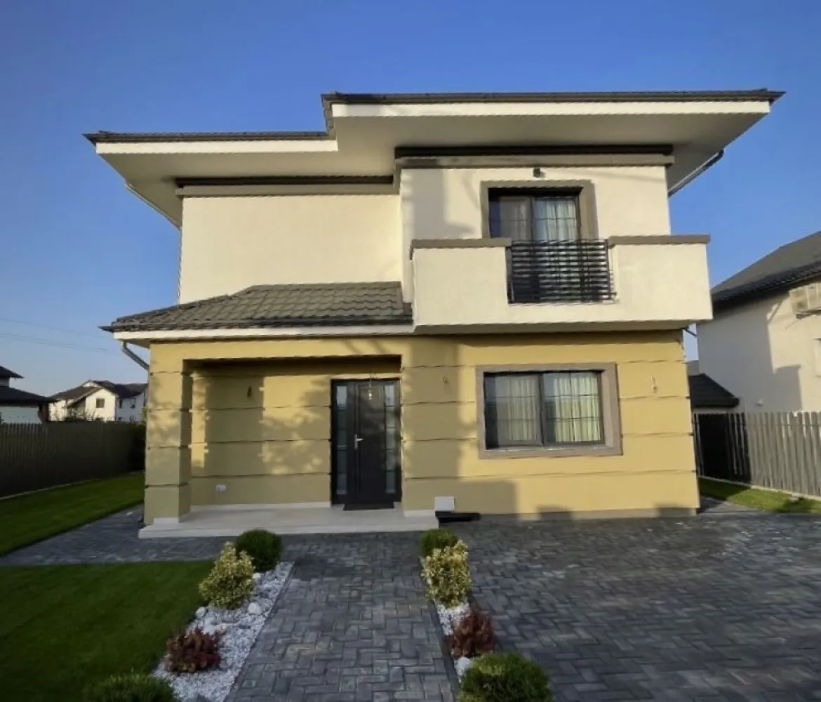 Casa single Iasi-strada Podisului (Platoul Insorit)-asfalt - Casa de vanzare intr-o zona exclusivista cu acces din strada asfaltata.
-suprafata teren 400 mp
-suprafata utila 140 mp
Compartimentare:
-parter: living, bucatarie, baie si doua terase
-etaj: trei dormitoare, baie si balcon
Utilitati: 
-gaz
-apa
-curent
-internet
-canalizare
Predare in luna iunie 2025
Pret: 230000 euro