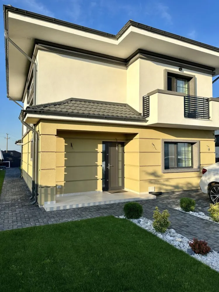 Casa single Iasi-strada Podisului (Platoul Insorit)-asfalt - Casa de vanzare intr-o zona exclusivista cu acces din strada asfaltata.
-suprafata teren 400 mp
-suprafata utila 140 mp
Compartimentare:
-parter: living, bucatarie, baie si doua terase
-etaj: trei dormitoare, baie si balcon
Utilitati: 
-gaz
-apa
-curent
-internet
-canalizare
Predare in luna iunie 2025
Pret: 230000 euro