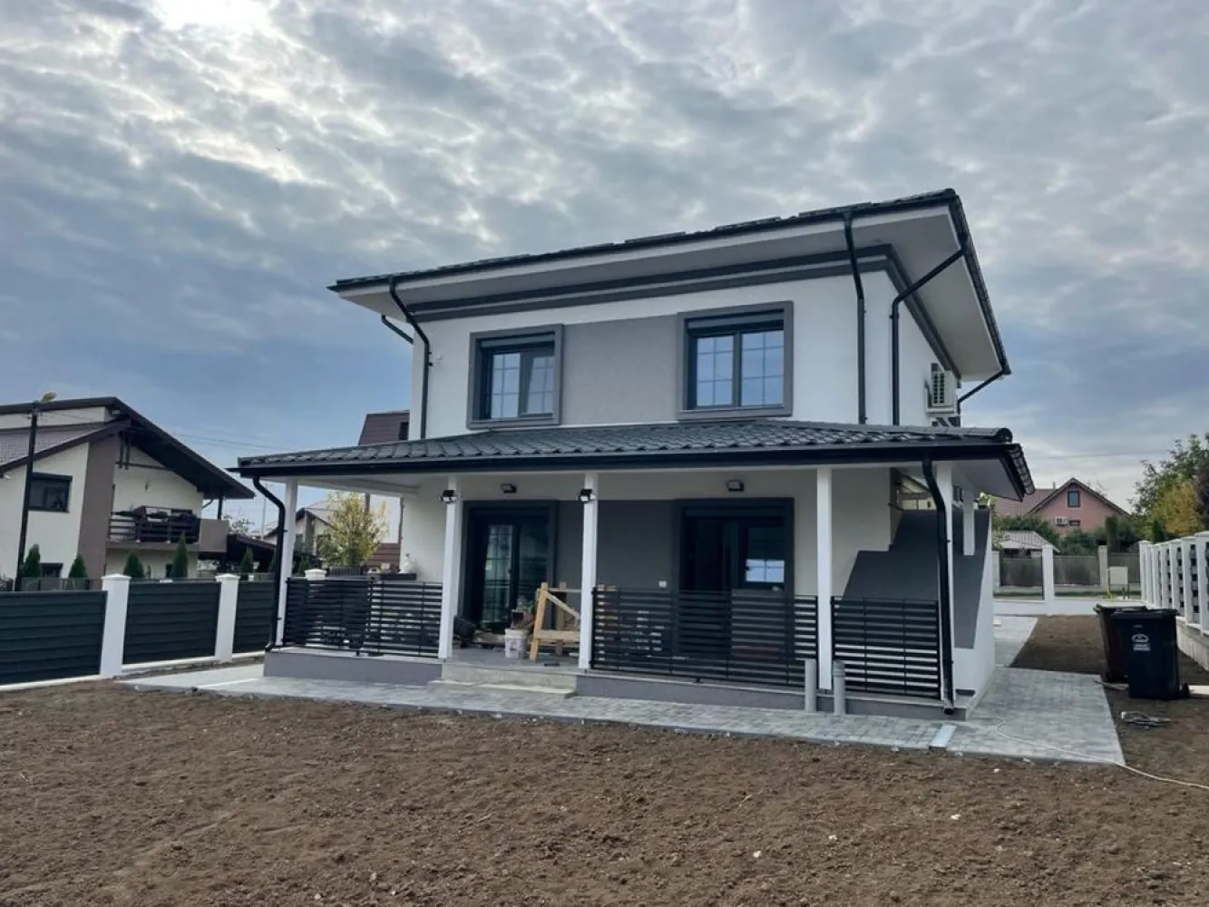 Casa single Iasi-strada Podisului (Platoul Insorit)-asfalt - Casa de vanzare intr-o zona exclusivista cu acces din strada asfaltata.
-suprafata teren 400 mp
-suprafata utila 140 mp
Compartimentare:
-parter: living, bucatarie, baie si doua terase
-etaj: trei dormitoare, baie si balcon
Utilitati: 
-gaz
-apa
-curent
-internet
-canalizare
Predare in luna iunie 2025
Pret: 230000 euro