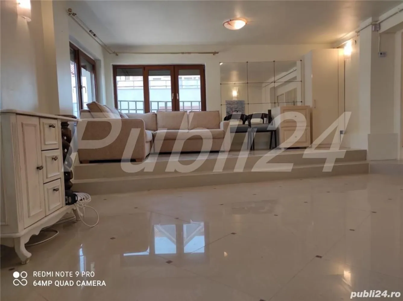 Primaverii, 3 camere, 130 mp, Proprietar - Apartament deosebit de spatios, elegant, luminos situat in zona Primaverii la numai 400 m de Parcul Herastrau si Metrou Aviatorilor.

Renovat complet 2021!

Imobilul a fost finalizat in anul 2000. Singur pe nivel, beneficiaza de vedere libera.

Suprafata utila a apartamenului este de 130 mp si este impartit dupa cum urmeaza:
- Livingul, este spatios, luminos, avand mobilier elegant, de calitate deosebita, in nuanta ivory. Se continua cu o camera luminoasa.

 Bucataria este mobilata si utilata, iar mobilierul pastreaza acelasi stil si nuanta cu cel al livingului.

 Dormitorul este spatios si luminos, cu vedere libera avand access de o baie cu cabina de dus.

- Cel de-al doilea dormitor transformat momentan in office

- Loc de servit masa - 16 mp - ce poate fi transformat in dormitor 3

 Zona de zi beneficiaza de o baie cu cada.

- Balcon, terasa, lift, camere video, centrala proprie, aer conditionat

- Parcare la comun, gratis, in fata blocului sau contra cost cu paza la aproximativ 100m distanta