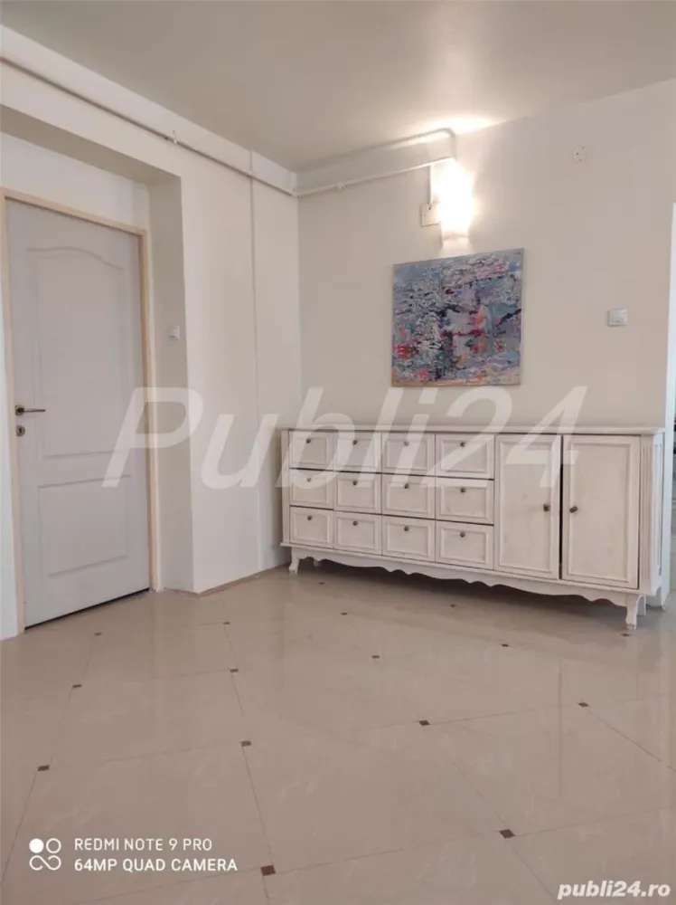 Primaverii, 3 camere, 130 mp, Proprietar - Apartament deosebit de spatios, elegant, luminos situat in zona Primaverii la numai 400 m de Parcul Herastrau si Metrou Aviatorilor.

Renovat complet 2021!

Imobilul a fost finalizat in anul 2000. Singur pe nivel, beneficiaza de vedere libera.

Suprafata utila a apartamenului este de 130 mp si este impartit dupa cum urmeaza:
- Livingul, este spatios, luminos, avand mobilier elegant, de calitate deosebita, in nuanta ivory. Se continua cu o camera luminoasa.

 Bucataria este mobilata si utilata, iar mobilierul pastreaza acelasi stil si nuanta cu cel al livingului.

 Dormitorul este spatios si luminos, cu vedere libera avand access de o baie cu cabina de dus.

- Cel de-al doilea dormitor transformat momentan in office

- Loc de servit masa - 16 mp - ce poate fi transformat in dormitor 3

 Zona de zi beneficiaza de o baie cu cada.

- Balcon, terasa, lift, camere video, centrala proprie, aer conditionat

- Parcare la comun, gratis, in fata blocului sau contra cost cu paza la aproximativ 100m distanta