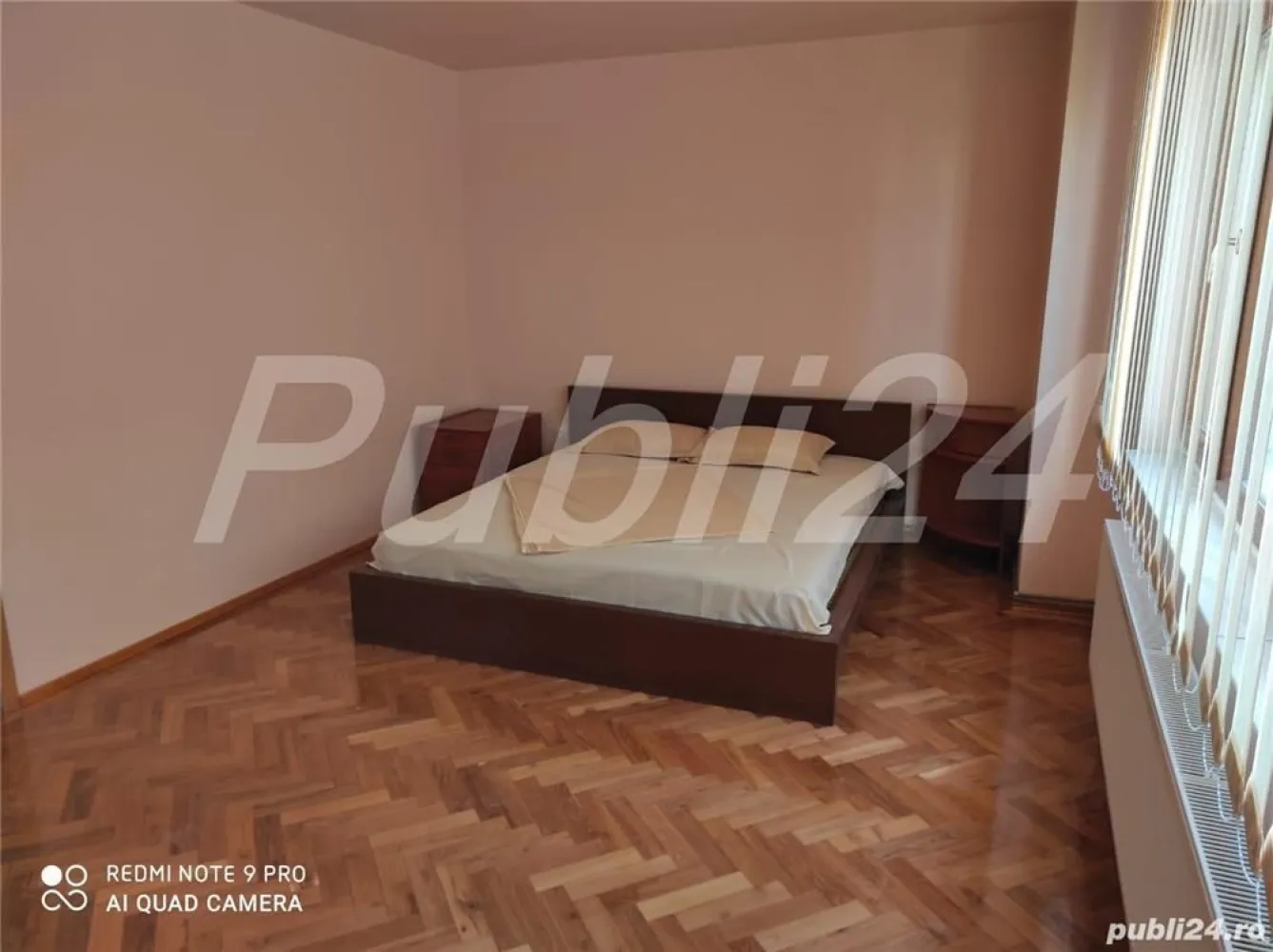 Primaverii, 3 camere, 130 mp, Proprietar - Apartament deosebit de spatios, elegant, luminos situat in zona Primaverii la numai 400 m de Parcul Herastrau si Metrou Aviatorilor.

Renovat complet 2021!

Imobilul a fost finalizat in anul 2000. Singur pe nivel, beneficiaza de vedere libera.

Suprafata utila a apartamenului este de 130 mp si este impartit dupa cum urmeaza:
- Livingul, este spatios, luminos, avand mobilier elegant, de calitate deosebita, in nuanta ivory. Se continua cu o camera luminoasa.

 Bucataria este mobilata si utilata, iar mobilierul pastreaza acelasi stil si nuanta cu cel al livingului.

 Dormitorul este spatios si luminos, cu vedere libera avand access de o baie cu cabina de dus.

- Cel de-al doilea dormitor transformat momentan in office

- Loc de servit masa - 16 mp - ce poate fi transformat in dormitor 3

 Zona de zi beneficiaza de o baie cu cada.

- Balcon, terasa, lift, camere video, centrala proprie, aer conditionat

- Parcare la comun, gratis, in fata blocului sau contra cost cu paza la aproximativ 100m distanta