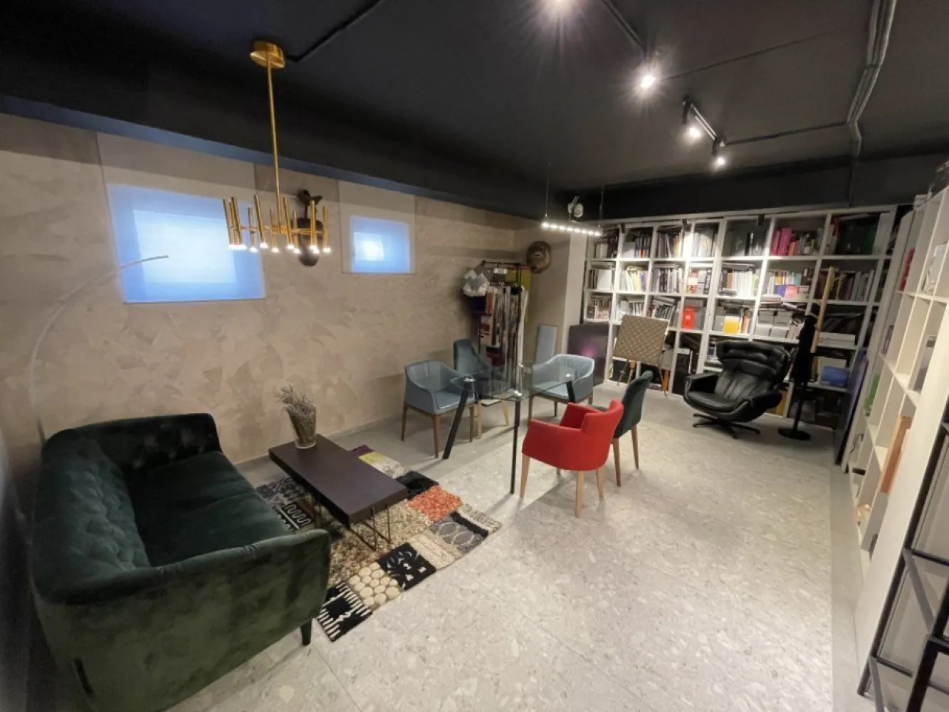 Duplex 3 camere amenajat birou/showroom, cu parcare inclusa - Propietar, persoana juridica(se aplica taxare inversa sau tva 19%, dupa caz) Vand duplex, Parter+demisol, 70 mp utili, amenajat ca showroom. open space pe fiecare nivel, 2 grupuri sanitare, chicineta utilata. Finisaje de exceptie, import Italia. Parchet stratificat herringbone, placi ceramice dimensiuni mari, fototapet in grupuri sanitare, spatii depozitare, incalzire in pardoseala, centrala proprie, usi filomuro, supraveghere video. Pretabil birouri, cabinet medical/stoma, showroom prezentare, ateliere/cursuri, salon.. La 5 min de metrou Grivita. Loc de parcare suprateran inclus in pret! Se preda contractul de inchiriere pe 2 ani (birou arhitectura), daca se doreste.