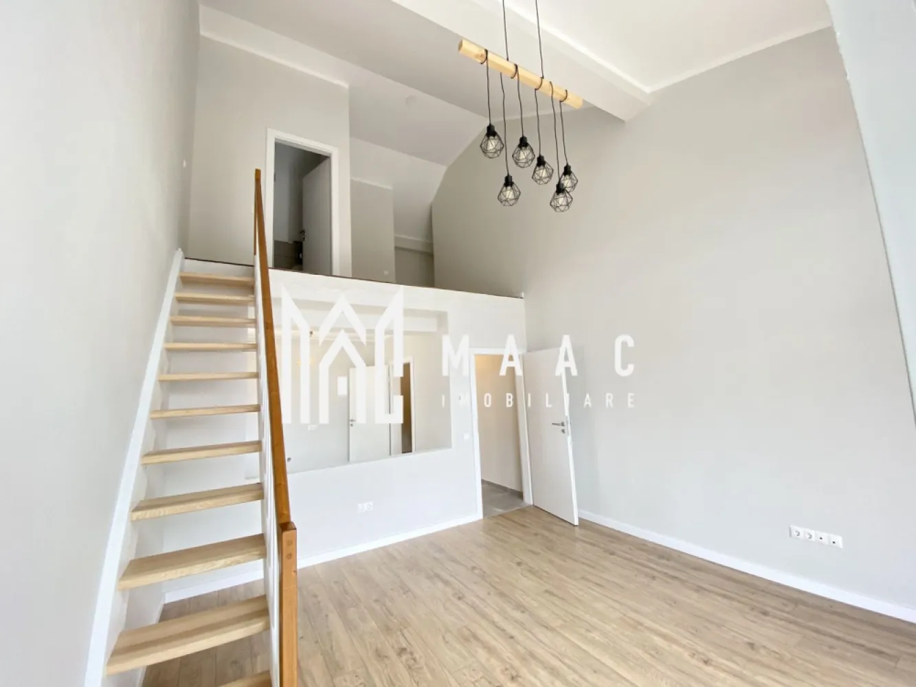 Penthouse I 4 Camere I INTABULAT I 0% Comision - MAAC Imobiliare vă propune spre vânzare un Penthouse cu 4 camere - INTABULAT finisaje la cheie ! Gata de predare oricand.
0% Comision.

Modalități de plată flexibile: Îți oferim posibilitatea de a alege între sursele tale proprii de finanțare sau opțiuni de credit ipotecar, fără să afecteze prețul final.

Avantajele acestui apartament:

Bucatarie separata
Încălzire în pardoseală
Balcon cu orientare sudică
Loc de parcare inclus
Izolare eficientă cu vată bazaltică
Balconul și casa scării finisate la cheie, cu granit și sticlă securizată
Design arhitectural distinctiv, cu elemente din larice siberian și piatră naturală
Ocupare teritorială redusă, cu 25% din suprafață și 45% spații verzi
Zonă cu vegetație bogată, 4 locuri de joacă pentru copii și un teren de fotbal
Loc de parcare: Un loc de parcare este inclus în prețul acestui apartament.

Distante: La doar 4 minute de zona Industrială Vest, 4 minute de Metro și 15 minute de centrul istoric al Sibiului.

Pentru mai multe detalii precizati telefonic ca ati vazut anuntul cu ID: CP2049995