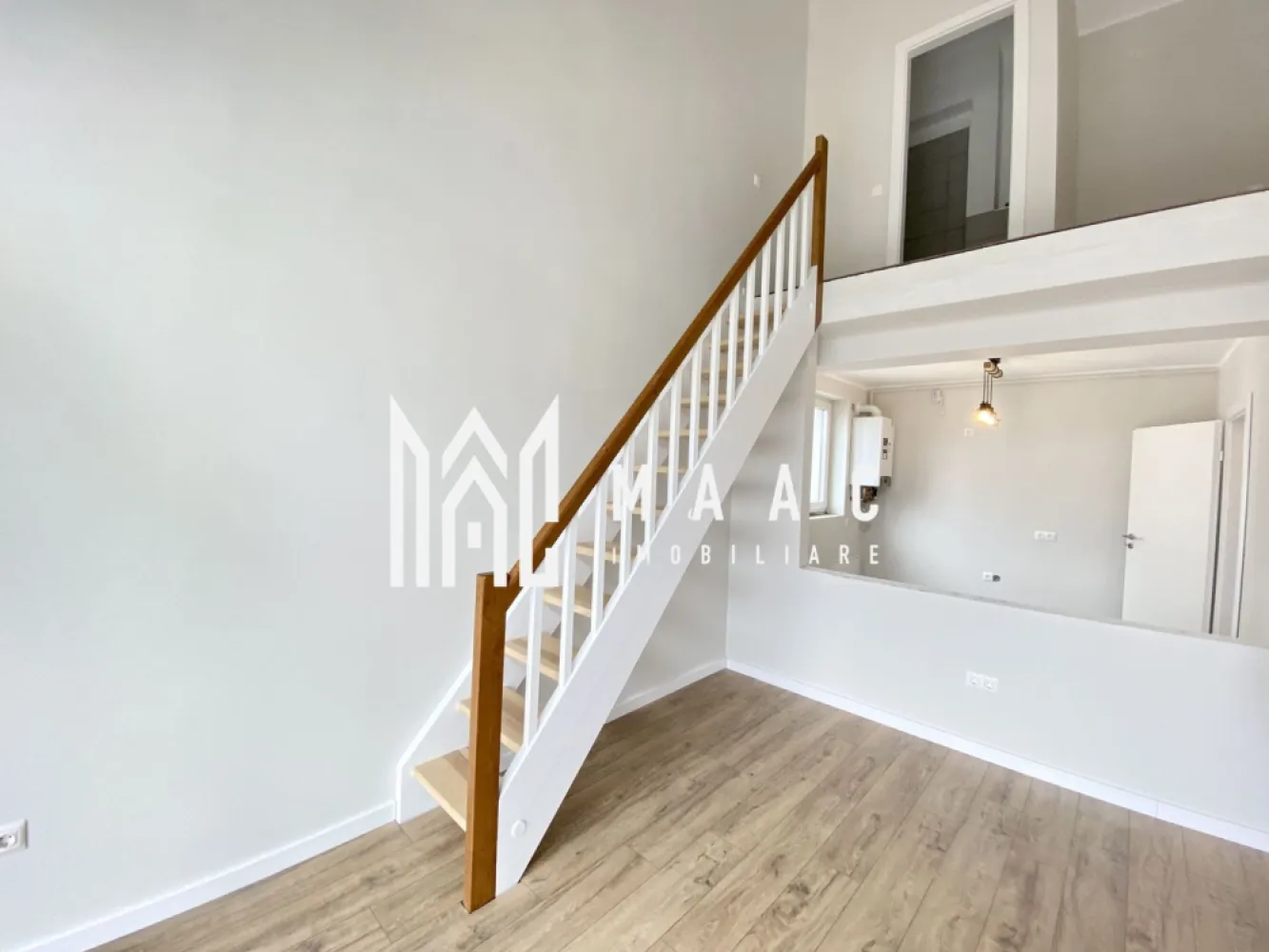 Penthouse I 4 Camere I INTABULAT I 0% Comision - MAAC Imobiliare vă propune spre vânzare un Penthouse cu 4 camere - INTABULAT finisaje la cheie ! Gata de predare oricand.
0% Comision.

Modalități de plată flexibile: Îți oferim posibilitatea de a alege între sursele tale proprii de finanțare sau opțiuni de credit ipotecar, fără să afecteze prețul final.

Avantajele acestui apartament:

Bucatarie separata
Încălzire în pardoseală
Balcon cu orientare sudică
Loc de parcare inclus
Izolare eficientă cu vată bazaltică
Balconul și casa scării finisate la cheie, cu granit și sticlă securizată
Design arhitectural distinctiv, cu elemente din larice siberian și piatră naturală
Ocupare teritorială redusă, cu 25% din suprafață și 45% spații verzi
Zonă cu vegetație bogată, 4 locuri de joacă pentru copii și un teren de fotbal
Loc de parcare: Un loc de parcare este inclus în prețul acestui apartament.

Distante: La doar 4 minute de zona Industrială Vest, 4 minute de Metro și 15 minute de centrul istoric al Sibiului.

Pentru mai multe detalii precizati telefonic ca ati vazut anuntul cu ID: CP2049995
