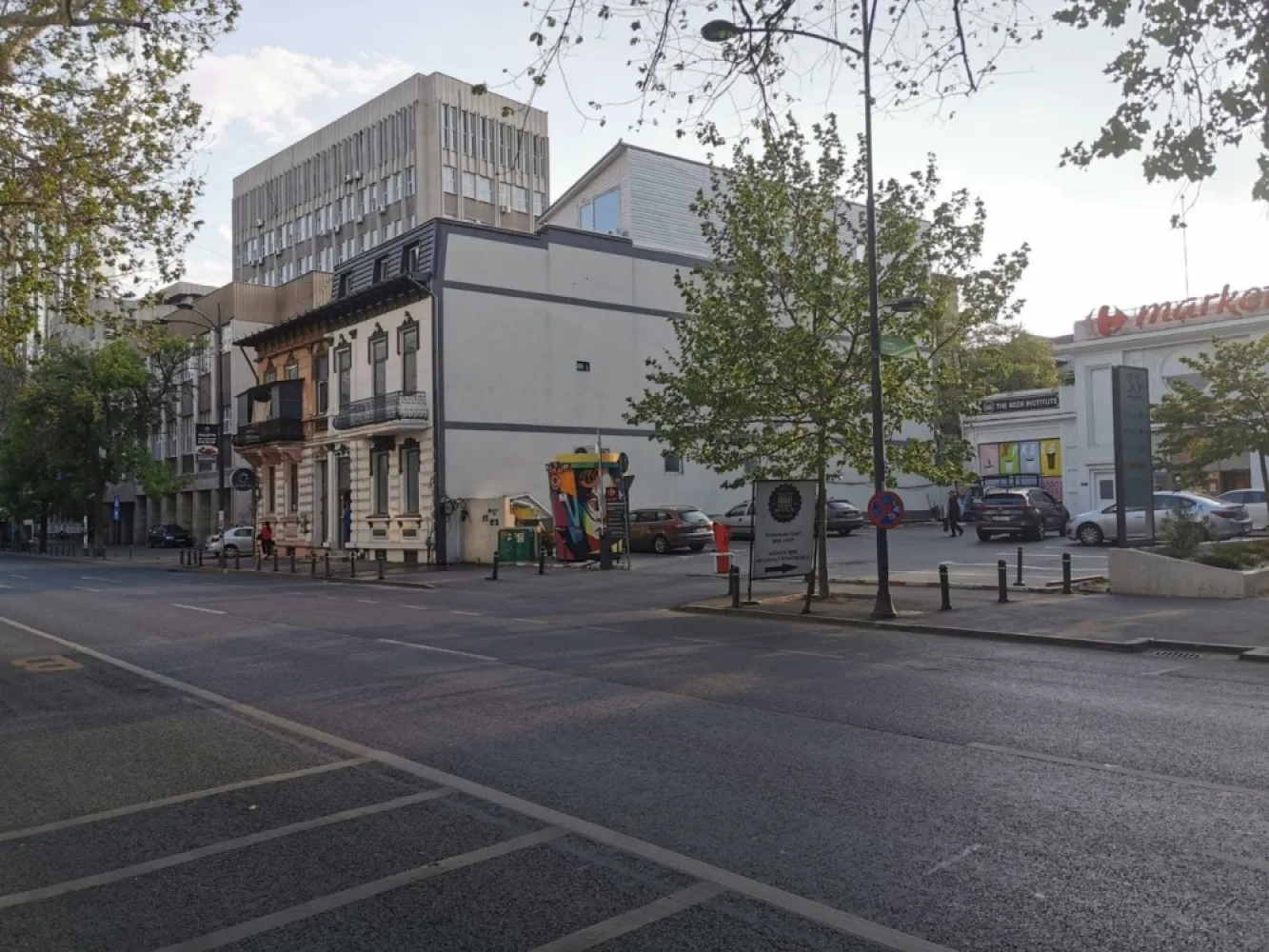 Vanzare Centru de copiere complet echipat, lângă facultatea Ase Romana - Se vinde Centru de Copiere, brandul Tuchi.

 Vechimea activității este de 24 de ani, se preda afacerea cu aparatura , clienți, contracte în desfășurare, vad asigurat de birourile, de școlile din jur și de facultatea ASE care este lângă acest centru, ( cea mai mica distanta posibila fata de orice alta locatie)

Serviciile se pot diversifica, deoarece serviciile noastre nu sunt schimbate de 24 de ani.

 Se poate combina aceeași activitate cu servicii mult mai diversificate si din mediul tipografic, chiar cu o cafenea cocheta.
Serviciile sunt de 
Multiplicare documente
Printare documente
Îndosariere
Laminare
Scanare
Coperti de diploma
Papetarie
Carti de vizita

Se preda un spațiu de 80 mp, se achita lunar chiria, aceasta chirie a fost lejer acoperita în perioada pandemiei când birourile, școlile și facultățile nu au funcționat, insa vadul este foarte dinamic și asigura lejer toate cheltuielile lunare fixe în orice situație economica.

Aceasta perioada a pandemiei a certificat supraviețuirea brandului fără aportul școlilor și al firmelor întrate în colaps, pentru o perioada de 2 ani.

Chiria este de 1700 euro pe luna, o chirie mai mica raportata la spatiile comerciale din zona.
Strada Dorobanților 27 colt cu strada Maior Dimitrie Giurescu, lângă Ase Cibernetica

Prețul de preluare poate fi influențat dacă nu sunt necesare toate echipamentele si stocurile pe care spațiul comercial le deține, deci o oferta de pret se poate gandi doar dupa ce cumparatorul apreciaza care sunt nevoile sale. 
Poate pleca de la 10000 de euro. 

Ideal pentru o activitate similara adaptata la noile tendinte.