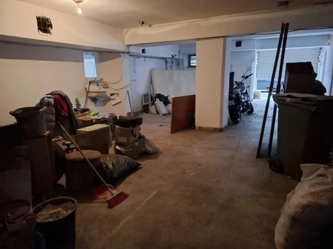 Vand Garaj Spati Comercia StradaStr Aurel Vlaicu vizavi de Dinamo 45mp - Va oferim spre vanzare un garaj -Spatiul Comercial stradal 3min Metrou Stefan Cel Mare Ultracentral cu o suprafata de 45 mp vizavi de Stadionul Dinamo, Str. Aurel Vlaicu, este liber oricand se poate ocupa, se poate si 16 mp cumpara are curent apa, gaz. Va asteptam la vizionare, Pret este 48990 Euro usurel negociabil,