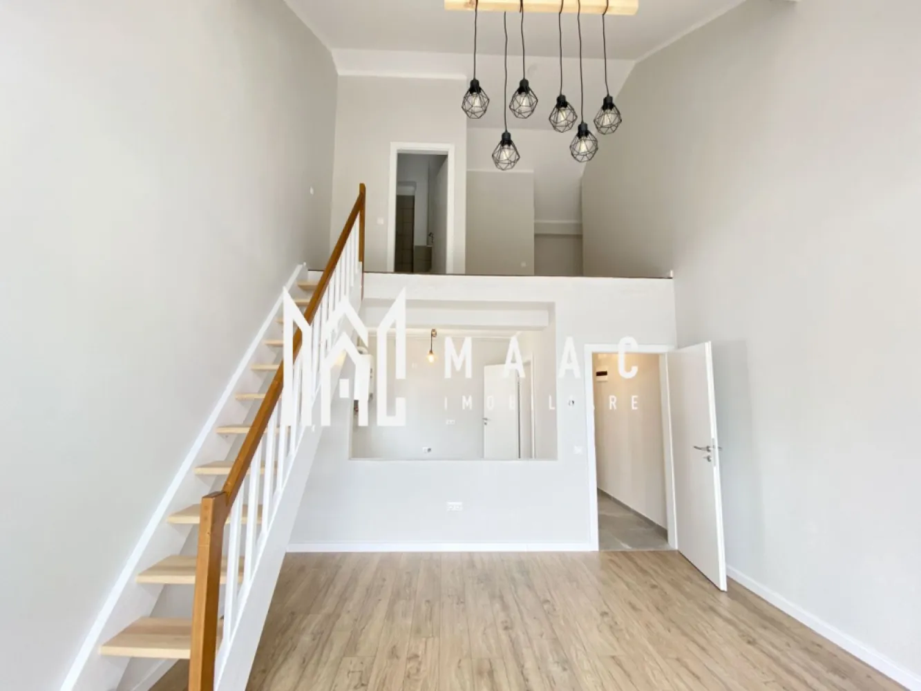 Penthouse I 4 Camere I INTABULAT I 0% Comision - MAAC Imobiliare vă propune spre vânzare un Penthouse cu 4 camere - INTABULAT finisaje la cheie ! Gata de predare oricand.
0% Comision.

Modalități de plată flexibile: Îți oferim posibilitatea de a alege între sursele tale proprii de finanțare sau opțiuni de credit ipotecar, fără să afecteze prețul final.

Avantajele acestui apartament:

Bucatarie separata
Încălzire în pardoseală
Balcon cu orientare sudică
Loc de parcare inclus
Izolare eficientă cu vată bazaltică
Balconul și casa scării finisate la cheie, cu granit și sticlă securizată
Design arhitectural distinctiv, cu elemente din larice siberian și piatră naturală
Ocupare teritorială redusă, cu 25% din suprafață și 45% spații verzi
Zonă cu vegetație bogată, 4 locuri de joacă pentru copii și un teren de fotbal
Loc de parcare: Un loc de parcare este inclus în prețul acestui apartament.

Distante: La doar 4 minute de zona Industrială Vest, 4 minute de Metro și 15 minute de centrul istoric al Sibiului.

Pentru mai multe detalii precizati telefonic ca ati vazut anuntul cu ID: CP2049995