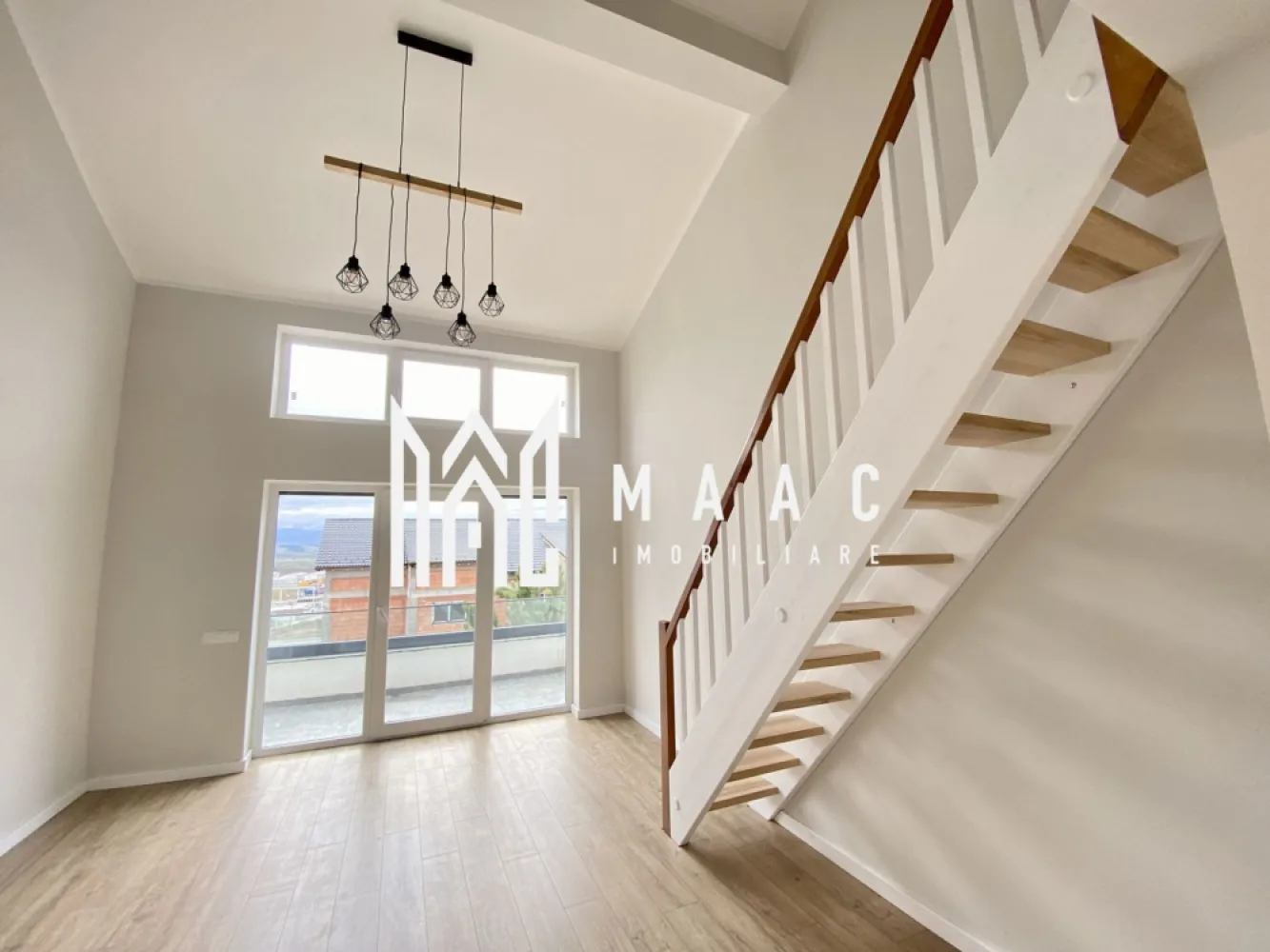 Penthouse I 4 Camere I INTABULAT I 0% Comision - MAAC Imobiliare vă propune spre vânzare un Penthouse cu 4 camere - INTABULAT finisaje la cheie ! Gata de predare oricand.
0% Comision.

Modalități de plată flexibile: Îți oferim posibilitatea de a alege între sursele tale proprii de finanțare sau opțiuni de credit ipotecar, fără să afecteze prețul final.

Avantajele acestui apartament:

Bucatarie separata
Încălzire în pardoseală
Balcon cu orientare sudică
Loc de parcare inclus
Izolare eficientă cu vată bazaltică
Balconul și casa scării finisate la cheie, cu granit și sticlă securizată
Design arhitectural distinctiv, cu elemente din larice siberian și piatră naturală
Ocupare teritorială redusă, cu 25% din suprafață și 45% spații verzi
Zonă cu vegetație bogată, 4 locuri de joacă pentru copii și un teren de fotbal
Loc de parcare: Un loc de parcare este inclus în prețul acestui apartament.

Distante: La doar 4 minute de zona Industrială Vest, 4 minute de Metro și 15 minute de centrul istoric al Sibiului.

Pentru mai multe detalii precizati telefonic ca ati vazut anuntul cu ID: CP2049995