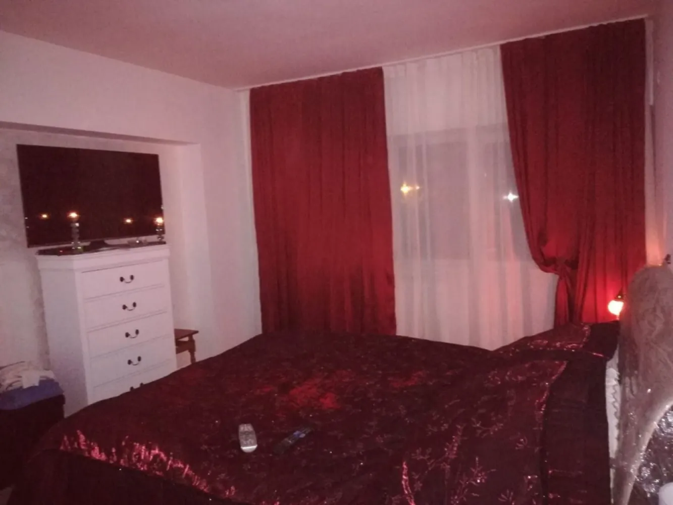 brasadas.com vinde ap. cu 4 camere DECOMANDATE Păcurari. - Agenția BRASADAS vinde apartament cu patru camere DECOMANDATE, vis a vis de Kaufland la etajul 1/6, cu orientare dubla pe bulevardul Păcurari, cu uprafata utila de 103,4 mp. 

Apartamentul a fost construit in 1988si este situat la bulevardul principal. Se pretează excelent pentru profesii liberale, cabinet de avocatură, cabinete medicale, cabinet de psihologie. 

Apartamentul este prevăzut cu 2 balcoane închise cu termopan,boxe,2 bai(1 cu dus și 1 cu cada).
Apartamentul este renovat total în 2020, de la placa, pereți, instalație electrică totala, instalațiile sanitare, țevile de trecere de la gheu (bucătărie și băi) sunt înlocuite în totalitate.

Apartamentul se vinde complet mobilat și utilat în 2020 -2021.

Dotările apartamentului sunt:
-gresia, faianța, granit în hol, ușilede înaltă calitate.
-instalatii sanitare Grohe.
-mobilier Mobexpert,Ambianta,saltelele pentru paturi din Italia.
-iluminatul casei este cu led ,cu telecomanda .
-apartamentul este dotat cu 4 bucăți aer condiționat cu wireless Tesla și Beko.
-sticla securizata la cabina de dus,executată pe comanda.
-mobilierul din bucătărie ,hol,dresing este executat pe comanda.
-tamplariile la geamuri și balcoane sunt termopan.
 -suprafata 103.27 m
-centrala termica în garanție,in condensare, Ariston One CondensingTECH

Compartimentarea:
1 hol foarte generos
1 bucătărie mare având 11,04 m
1 debara mare având rafturi executate pe comanda.
3 Dormitoare 
1 Living
2 boxe
2 balcoane închise.

Pentru mai multe oferte accesați www.brasadas.com