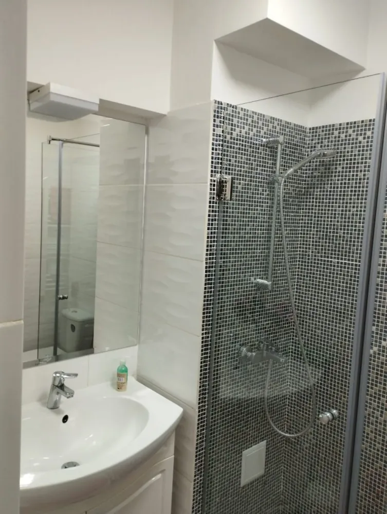 brasadas.com vinde ap. cu 4 camere DECOMANDATE Păcurari. - Agenția BRASADAS vinde apartament cu patru camere DECOMANDATE, vis a vis de Kaufland la etajul 1/6, cu orientare dubla pe bulevardul Păcurari, cu uprafata utila de 103,4 mp. 

Apartamentul a fost construit in 1988si este situat la bulevardul principal. Se pretează excelent pentru profesii liberale, cabinet de avocatură, cabinete medicale, cabinet de psihologie. 

Apartamentul este prevăzut cu 2 balcoane închise cu termopan,boxe,2 bai(1 cu dus și 1 cu cada).
Apartamentul este renovat total în 2020, de la placa, pereți, instalație electrică totala, instalațiile sanitare, țevile de trecere de la gheu (bucătărie și băi) sunt înlocuite în totalitate.

Apartamentul se vinde complet mobilat și utilat în 2020 -2021.

Dotările apartamentului sunt:
-gresia, faianța, granit în hol, ușilede înaltă calitate.
-instalatii sanitare Grohe.
-mobilier Mobexpert,Ambianta,saltelele pentru paturi din Italia.
-iluminatul casei este cu led ,cu telecomanda .
-apartamentul este dotat cu 4 bucăți aer condiționat cu wireless Tesla și Beko.
-sticla securizata la cabina de dus,executată pe comanda.
-mobilierul din bucătărie ,hol,dresing este executat pe comanda.
-tamplariile la geamuri și balcoane sunt termopan.
 -suprafata 103.27 m
-centrala termica în garanție,in condensare, Ariston One CondensingTECH

Compartimentarea:
1 hol foarte generos
1 bucătărie mare având 11,04 m
1 debara mare având rafturi executate pe comanda.
3 Dormitoare 
1 Living
2 boxe
2 balcoane închise.

Pentru mai multe oferte accesați www.brasadas.com