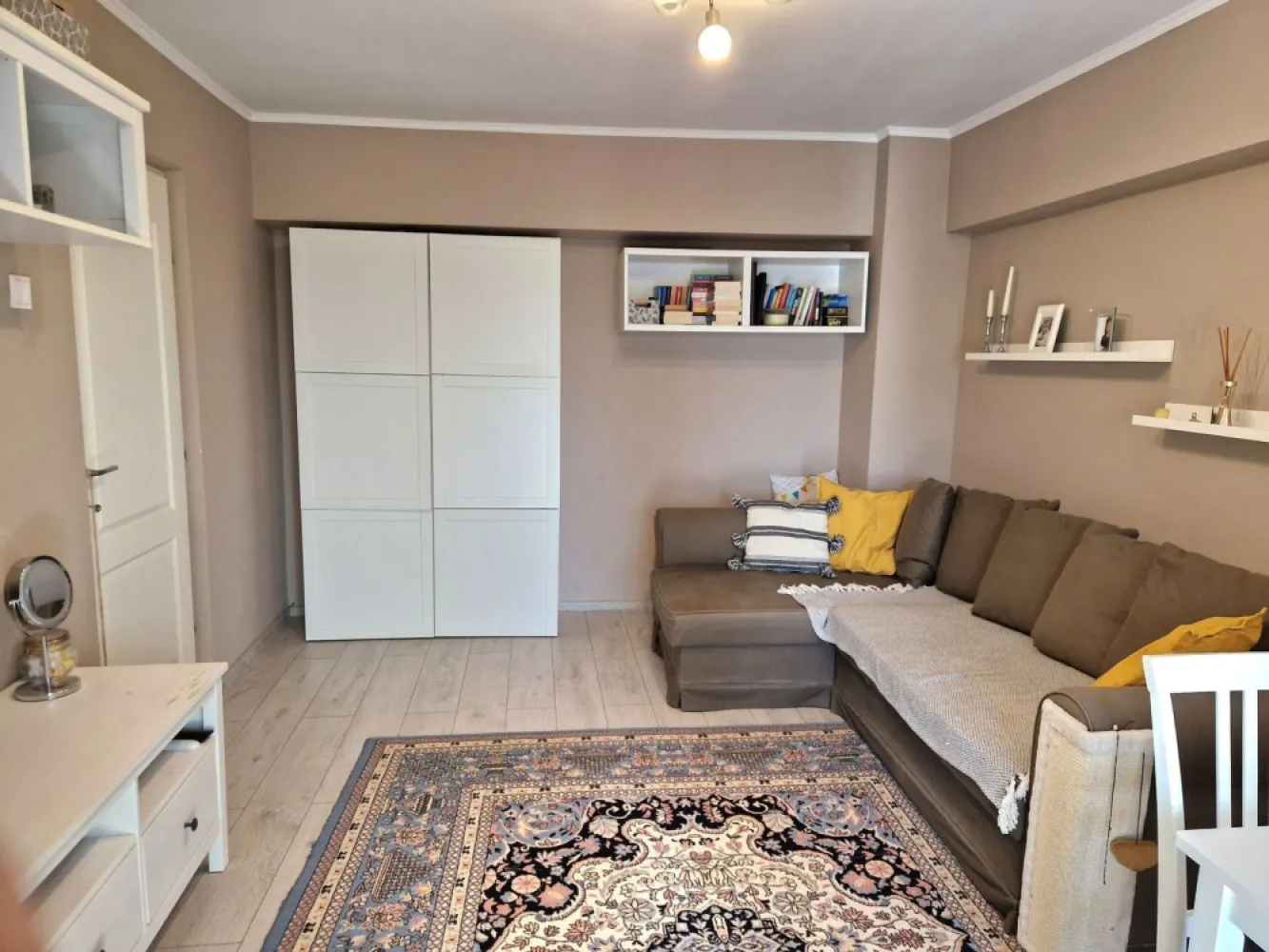 Vand apartament 3 cam D - Ultracentral - BRD Anastasie Panu - Ultracentral!! BRD - Anastasie Panu! 5 min de Palas 
Vand apartament 3 camere decomandat, 2 bai, 1 debara, 1 balcon.
Suprafata utila: 67mp
Apartamentul este renovat complet - se poate vinde mobilat complet sau semimobilat
Dotari: Centrala termica, AC, tamplarie Salamander 7 cam, instalatie termica pe cupru, calorifere aluminiu, mobila bucatarie facuta la comanda.
Amplasare: etajul 7/7, hidroizolatie terasa schimbata in 2023 ( 5 ani garantie).