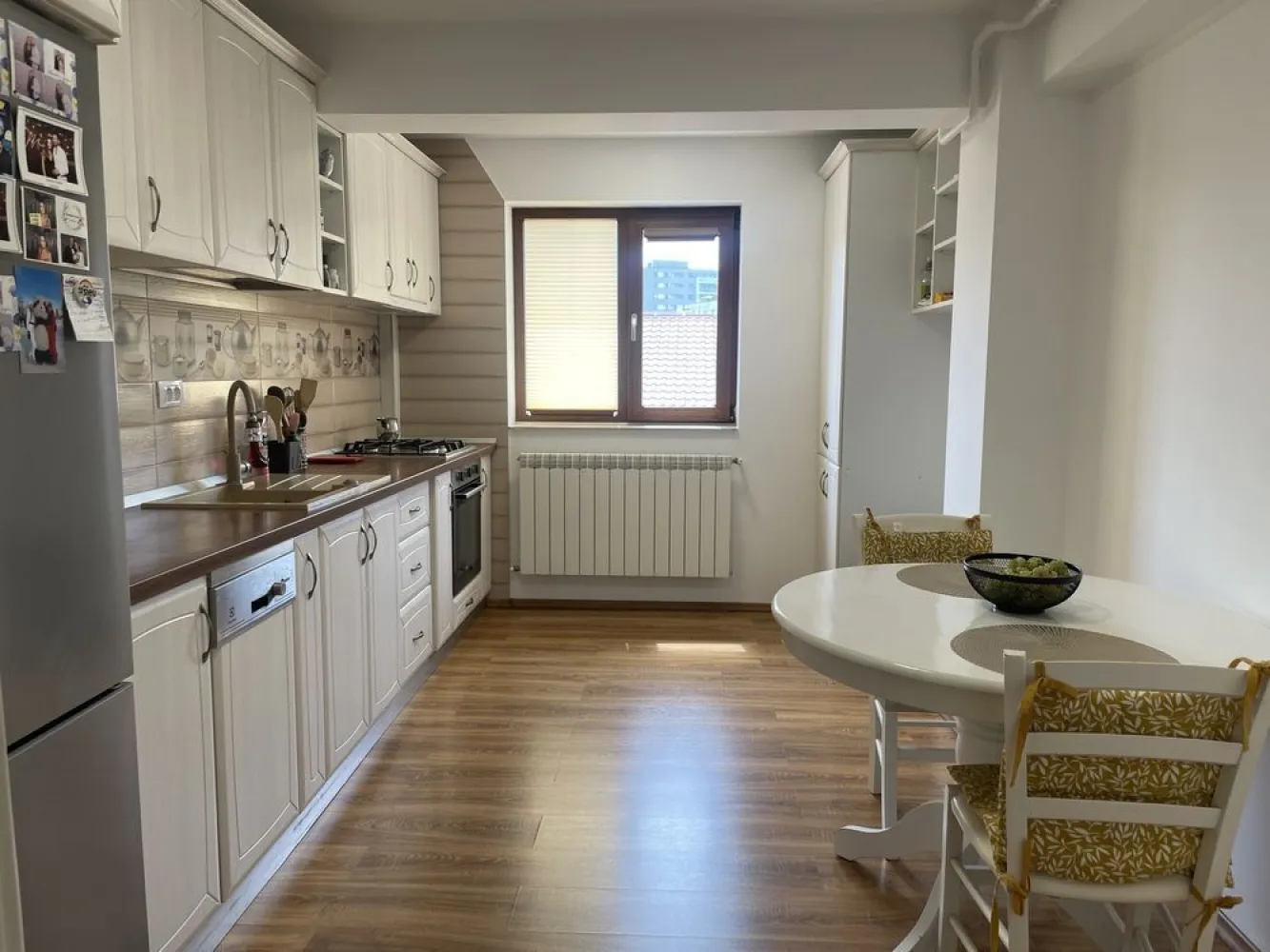 Penthouse Soseaua Nicolina CUG 130m2 bloc nou Mobilat Utilat Lux - sunt proprietar 
ap 3 camere tip Penthouse zona Nicolina-CUG 
suprafata utila: aprox 130m2 (foarte spatios) 
etaj intermediar
bloc nou finalizat 2014
constructie pe cadre compatimentari din caramida izolatie exterioara de 15cm
finisaje premium
multe spatii de depozitare: 4 dresinguri dormitorul matrimonial are baie,dresing, birou dormitor cu balcon spatios inchis si uscator living foarte spatios 33 mp bucatarie separata
baie mare cu cada jacuzzi (ambele bai au cada si geam) hol mare cu camera dressing separata
3 aparate aer conditionat 24000btu gresie, faianta, parchet import Italia usi din lemn masiv inclusiv la dresinguri 
blocul este pozitionat langa bulevard Statia de tramvai/ autobuz la 100m acces direct spre zonele centrale
apartmentul se vinde complet utilat si mobilat 
(tv, masina spalat, masina vase, frigider, etc) 
pot oferi mai multe poze la cerere