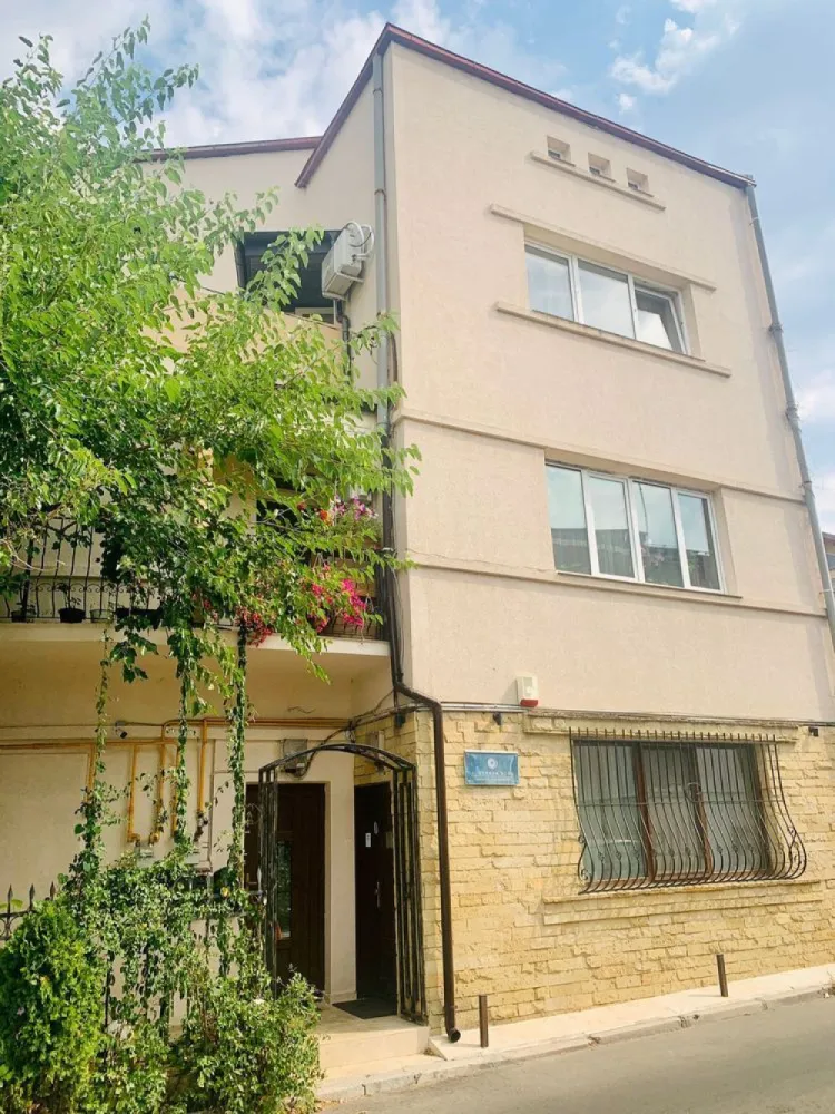 Ultracentral Umf apartament 3 camere proprietar - Apartament la casă, ultracentral, Iași - 100 mp, 2 terase, pod propriu, mult spațiu verde

Se vinde apartament ultracentral, situat pe o stradă cu o bogată încărcătură istorică, în inima orașului Iași. Această proprietate excepțională oferă nu doar un spațiu generos și confort modern, dar și acces la un cadru liniștit, cu mult spațiu verde, chiar în centrul orașului.

Detalii imobil:

 • Suprafață utilă: 100 mp intabulați
 • Compartimentare: 3 camere, 2 băi, bucătărie separată prin hol
 • Camera de depozitare (storage) intabulată
 • 2 terase proprii ideale pentru momente de relaxare
 • Pod propriu, izolat termic, perfect pentru depozitare
 • Parcare privată în curtea imobilului, înconjurată de spațiu verde

Apartamentul se află la ultimul etaj al unei clădiri istorice, cu instalații de cupru și izolație termică interior-exterior. Certificat energetic categoria B .Spațiile verzi din jurul imobilului creează o atmosferă relaxantă, rar întâlnită într-o zonă centrală.
acest imobil se vinde doar pe
Plata cash nu este pretabil pentru credit ipotecar
Sunt proprietar vânzare directă
07******61 STRADĂ RECE NR 1