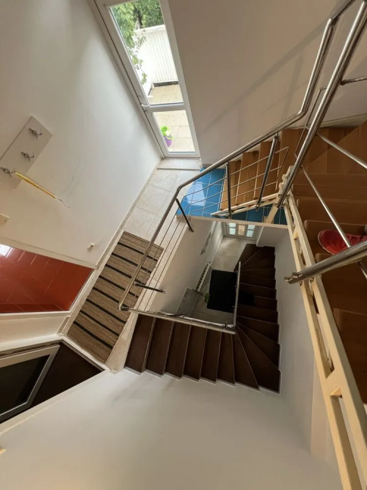 Ultracentral Umf apartament 3 camere proprietar - Apartament la casă, ultracentral, Iași - 100 mp, 2 terase, pod propriu, mult spațiu verde

Se vinde apartament ultracentral, situat pe o stradă cu o bogată încărcătură istorică, în inima orașului Iași. Această proprietate excepțională oferă nu doar un spațiu generos și confort modern, dar și acces la un cadru liniștit, cu mult spațiu verde, chiar în centrul orașului.

Detalii imobil:

 • Suprafață utilă: 100 mp intabulați
 • Compartimentare: 3 camere, 2 băi, bucătărie separată prin hol
 • Camera de depozitare (storage) intabulată
 • 2 terase proprii ideale pentru momente de relaxare
 • Pod propriu, izolat termic, perfect pentru depozitare
 • Parcare privată în curtea imobilului, înconjurată de spațiu verde

Apartamentul se află la ultimul etaj al unei clădiri istorice, cu instalații de cupru și izolație termică interior-exterior. Certificat energetic categoria B .Spațiile verzi din jurul imobilului creează o atmosferă relaxantă, rar întâlnită într-o zonă centrală.
acest imobil se vinde doar pe
Plata cash nu este pretabil pentru credit ipotecar
Sunt proprietar vânzare directă
07******61 STRADĂ RECE NR 1