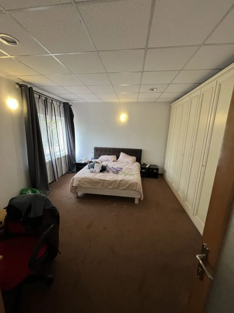 Ultracentral Umf apartament 3 camere proprietar - Apartament la casă, ultracentral, Iași - 100 mp, 2 terase, pod propriu, mult spațiu verde

Se vinde apartament ultracentral, situat pe o stradă cu o bogată încărcătură istorică, în inima orașului Iași. Această proprietate excepțională oferă nu doar un spațiu generos și confort modern, dar și acces la un cadru liniștit, cu mult spațiu verde, chiar în centrul orașului.

Detalii imobil:

 • Suprafață utilă: 100 mp intabulați
 • Compartimentare: 3 camere, 2 băi, bucătărie separată prin hol
 • Camera de depozitare (storage) intabulată
 • 2 terase proprii ideale pentru momente de relaxare
 • Pod propriu, izolat termic, perfect pentru depozitare
 • Parcare privată în curtea imobilului, înconjurată de spațiu verde

Apartamentul se află la ultimul etaj al unei clădiri istorice, cu instalații de cupru și izolație termică interior-exterior. Certificat energetic categoria B .Spațiile verzi din jurul imobilului creează o atmosferă relaxantă, rar întâlnită într-o zonă centrală.
acest imobil se vinde doar pe
Plata cash nu este pretabil pentru credit ipotecar
Sunt proprietar vânzare directă
07******61 STRADĂ RECE NR 1