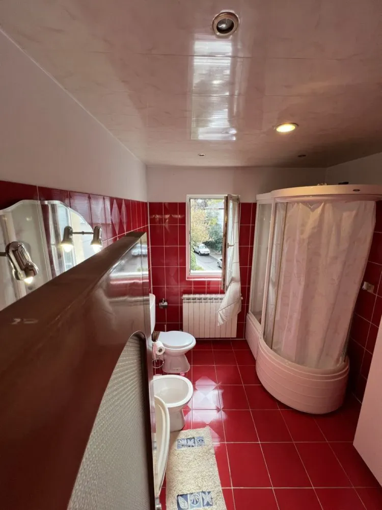 Ultracentral Umf apartament 3 camere proprietar - Apartament la casă, ultracentral, Iași - 100 mp, 2 terase, pod propriu, mult spațiu verde

Se vinde apartament ultracentral, situat pe o stradă cu o bogată încărcătură istorică, în inima orașului Iași. Această proprietate excepțională oferă nu doar un spațiu generos și confort modern, dar și acces la un cadru liniștit, cu mult spațiu verde, chiar în centrul orașului.

Detalii imobil:

 • Suprafață utilă: 100 mp intabulați
 • Compartimentare: 3 camere, 2 băi, bucătărie separată prin hol
 • Camera de depozitare (storage) intabulată
 • 2 terase proprii ideale pentru momente de relaxare
 • Pod propriu, izolat termic, perfect pentru depozitare
 • Parcare privată în curtea imobilului, înconjurată de spațiu verde

Apartamentul se află la ultimul etaj al unei clădiri istorice, cu instalații de cupru și izolație termică interior-exterior. Certificat energetic categoria B .Spațiile verzi din jurul imobilului creează o atmosferă relaxantă, rar întâlnită într-o zonă centrală.
acest imobil se vinde doar pe
Plata cash nu este pretabil pentru credit ipotecar
Sunt proprietar vânzare directă
07******61 STRADĂ RECE NR 1