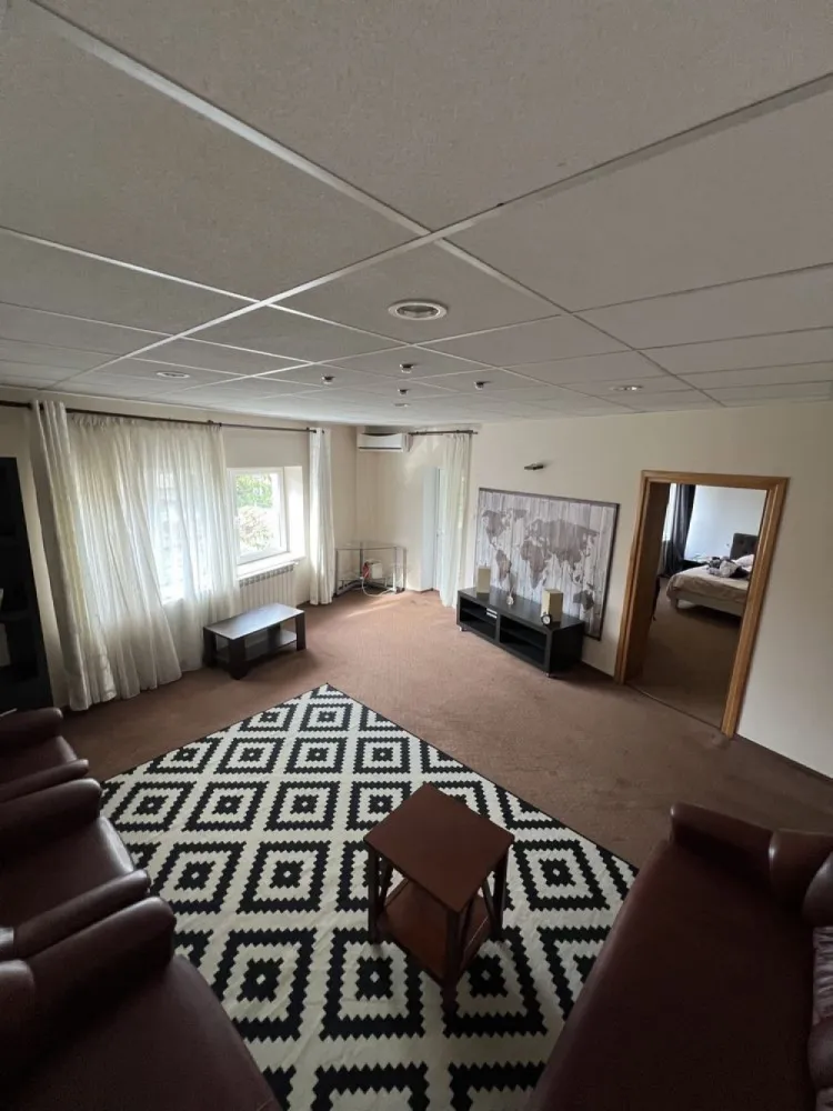 Ultracentral Umf apartament 3 camere proprietar - Apartament la casă, ultracentral, Iași - 100 mp, 2 terase, pod propriu, mult spațiu verde

Se vinde apartament ultracentral, situat pe o stradă cu o bogată încărcătură istorică, în inima orașului Iași. Această proprietate excepțională oferă nu doar un spațiu generos și confort modern, dar și acces la un cadru liniștit, cu mult spațiu verde, chiar în centrul orașului.

Detalii imobil:

 • Suprafață utilă: 100 mp intabulați
 • Compartimentare: 3 camere, 2 băi, bucătărie separată prin hol
 • Camera de depozitare (storage) intabulată
 • 2 terase proprii ideale pentru momente de relaxare
 • Pod propriu, izolat termic, perfect pentru depozitare
 • Parcare privată în curtea imobilului, înconjurată de spațiu verde

Apartamentul se află la ultimul etaj al unei clădiri istorice, cu instalații de cupru și izolație termică interior-exterior. Certificat energetic categoria B .Spațiile verzi din jurul imobilului creează o atmosferă relaxantă, rar întâlnită într-o zonă centrală.
acest imobil se vinde doar pe
Plata cash nu este pretabil pentru credit ipotecar
Sunt proprietar vânzare directă
07******61 STRADĂ RECE NR 1