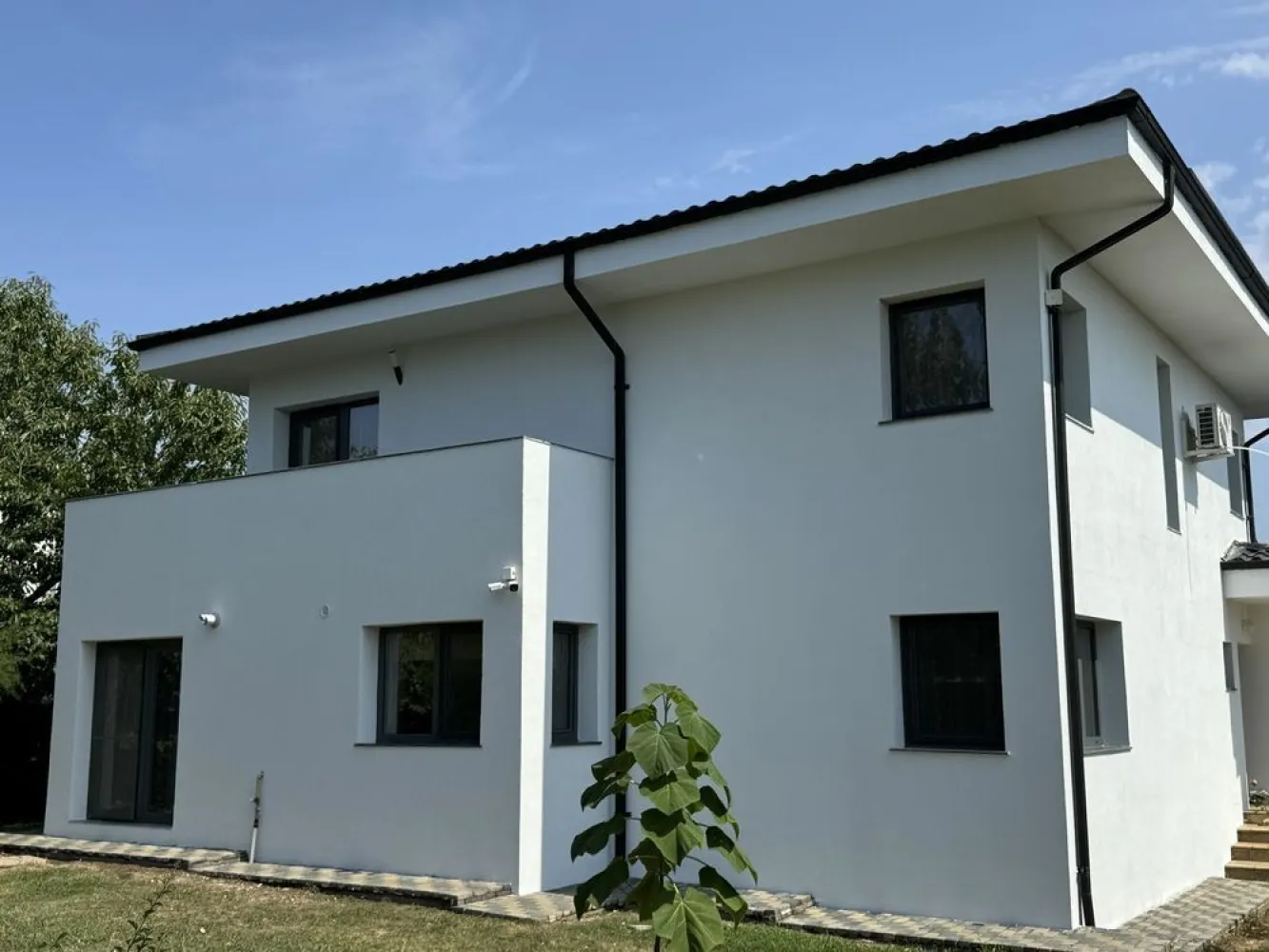 Vand Vila Valea Lupului.1100mp - Pf.vand/ schimb , casa constructie 2015,finalizata in 2016,situata pe strada Traian Vuia, 100 metri
pana in Tudor Vianu, strada asfaltata,suprafata utila 188 mp, construiti 224, este compusa la etaj, 3 dormitoare, dressing,baie,balcon, la parter, living+dining, birou,baie, camera tehnica, terasa, garaj, foisor 9x4 cu beci...Ca si structura caramida ,placa beton etaj+acoperis, fara pod.car pod pentru cea de a doua masina, sistem supraveghere video+alarma, porti automate, panouri fotovoltaice 8,8 kw, boiler electric, centrala gaz+electric, aer conditionat.Casa se vinde cu o suprafata de teren de 1100mp+cota de drum.Casa se afla pe strada Traian Vuia, Valea Lupului. .tel.07******79.